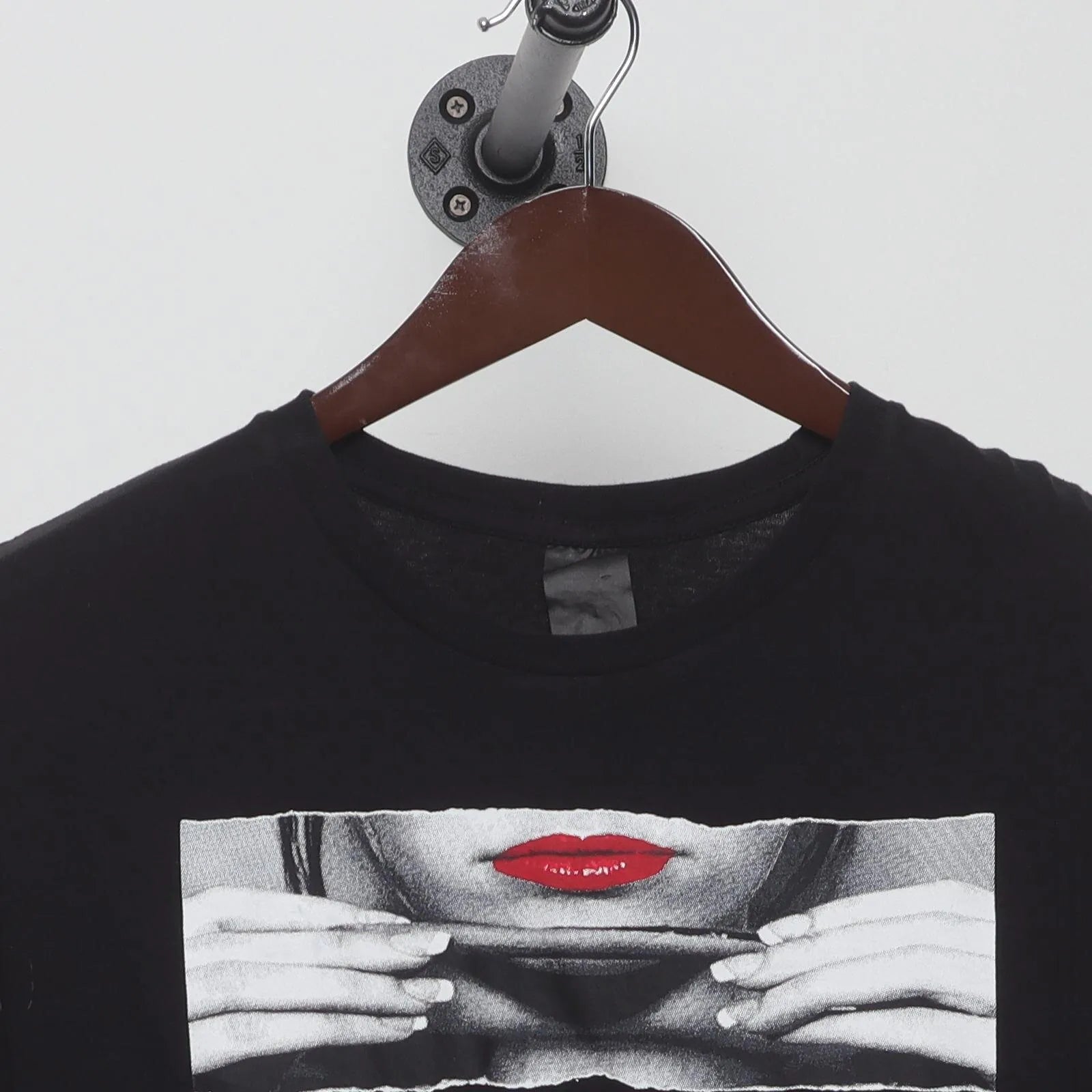 Close-up of the collar and tag on the Modern Las Vegas "Rolling Lips" T-Shirt - L