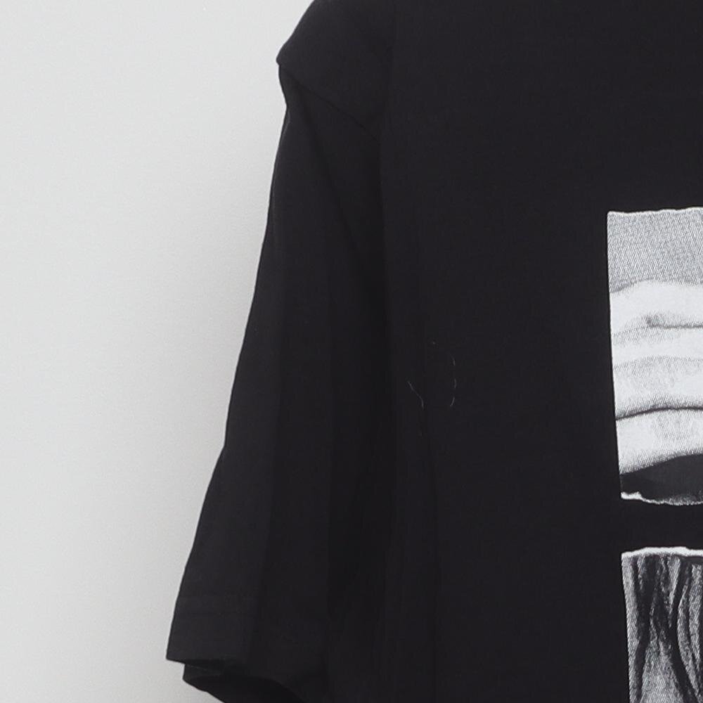 Close-up of the sleeve on the Modern Las Vegas "Rolling Lips" T-Shirt - L