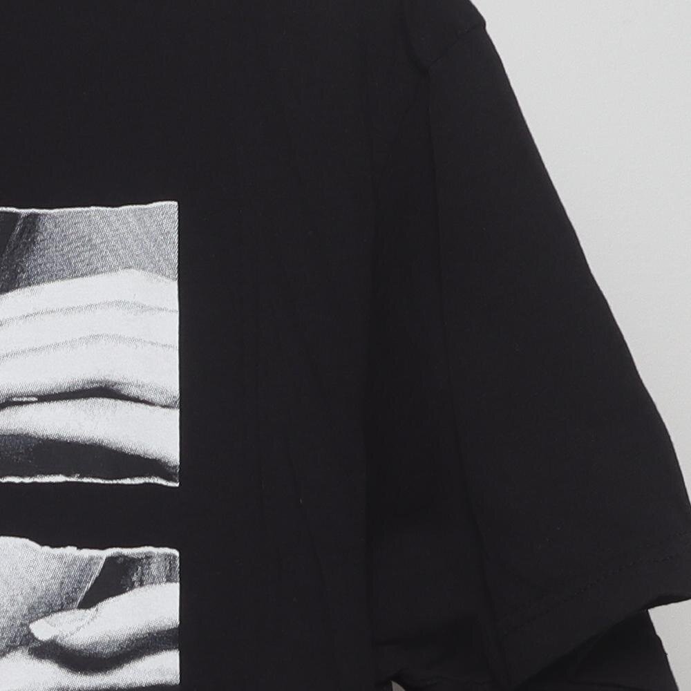 Close-up of the sleeve on the Modern Las Vegas "Rolling Lips" T-Shirt - L