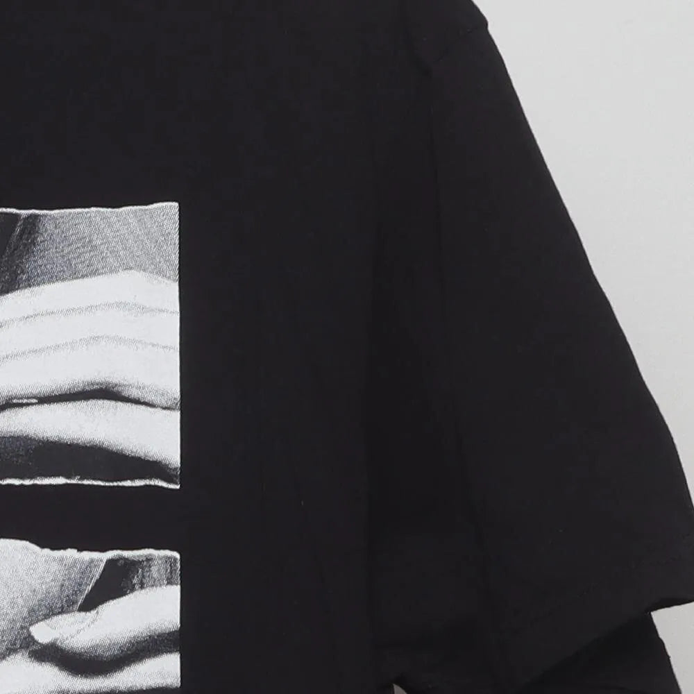 Close-up of the sleeve on the Modern Las Vegas "Rolling Lips" T-Shirt - L