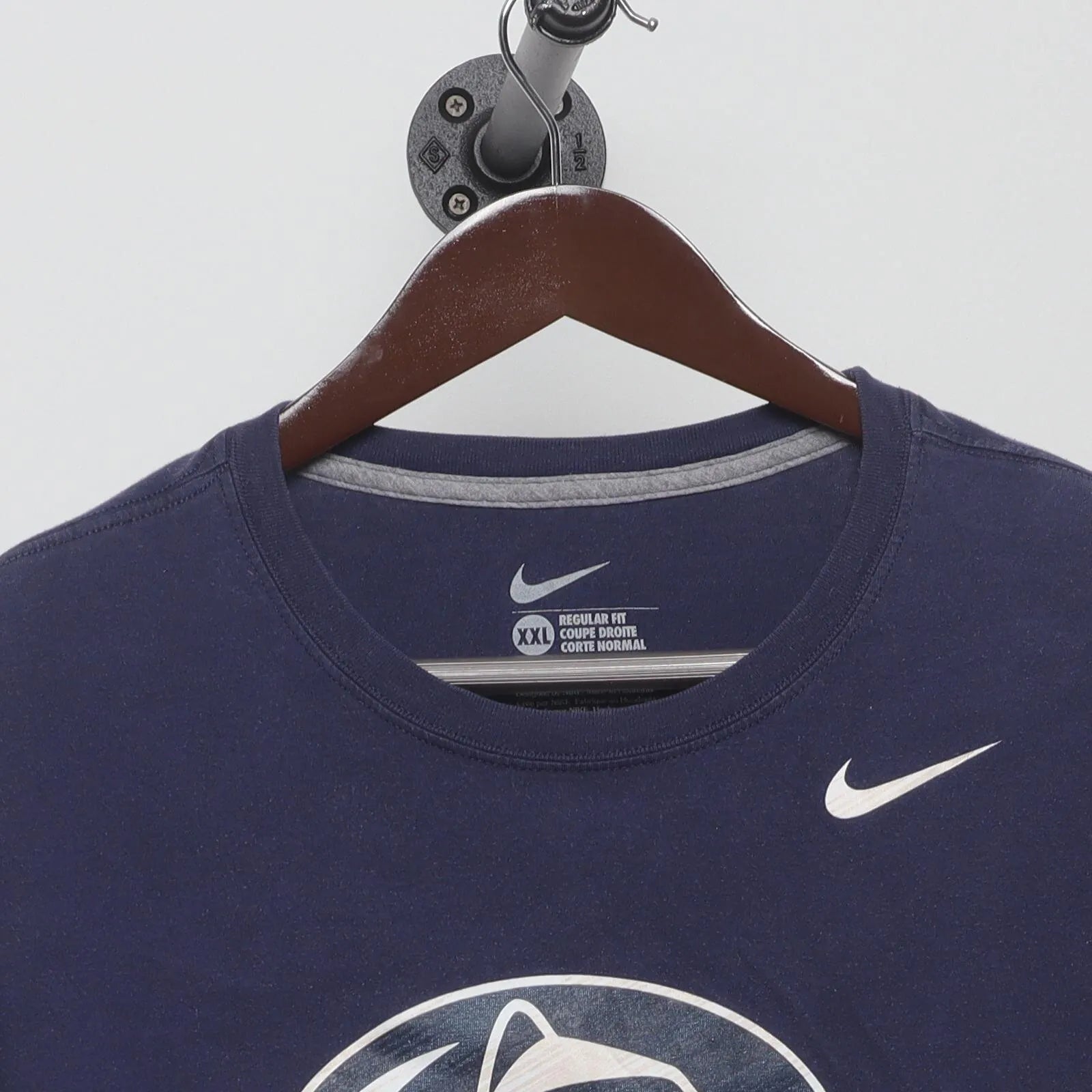 Close-up of the collar and tag on the Modern Nike Penn State "Nittany Lions Logo" T-Shirt - XL
