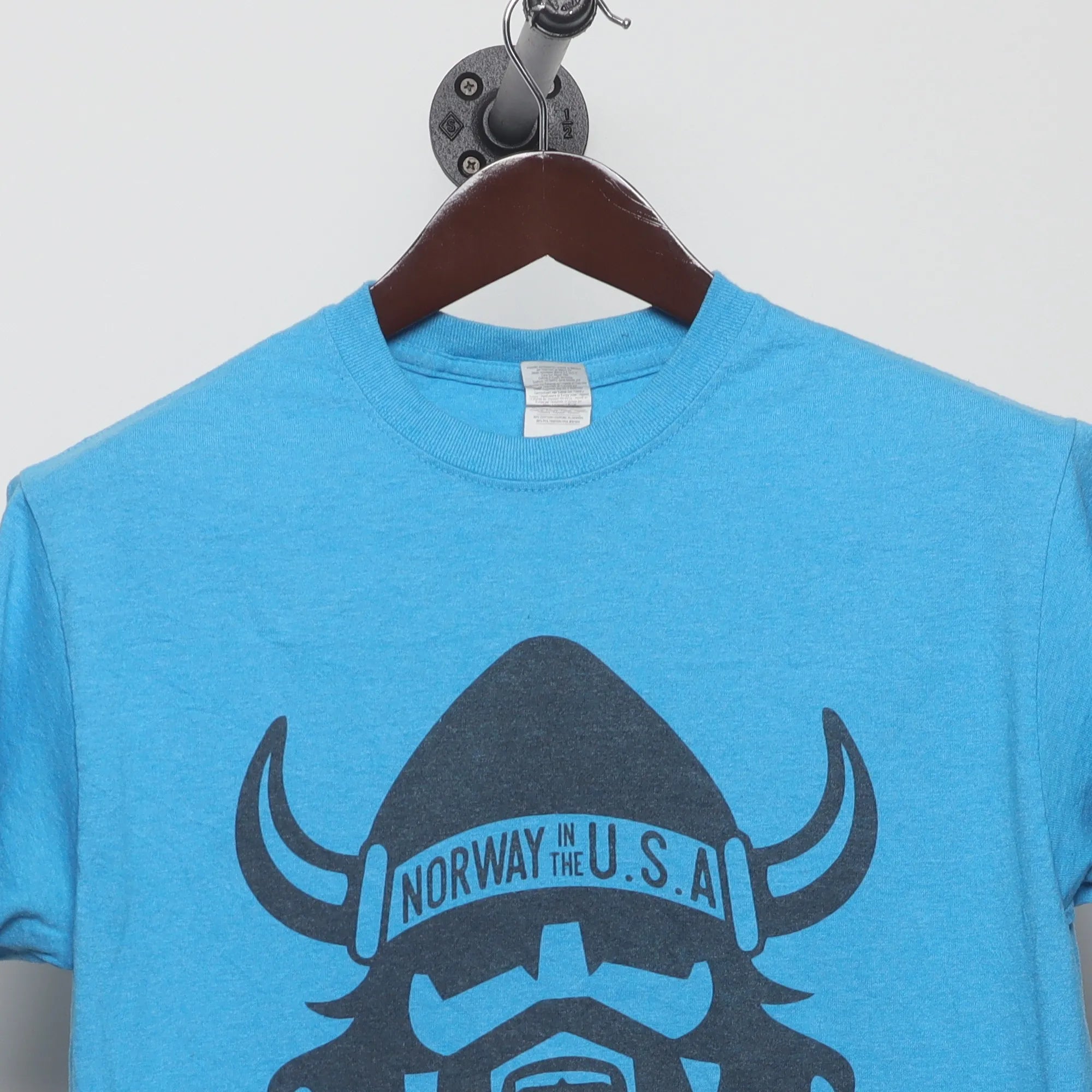 Close-up of the collar and tag on the Modern Norway USA Viking Graphic Souvenir T-Shirt M