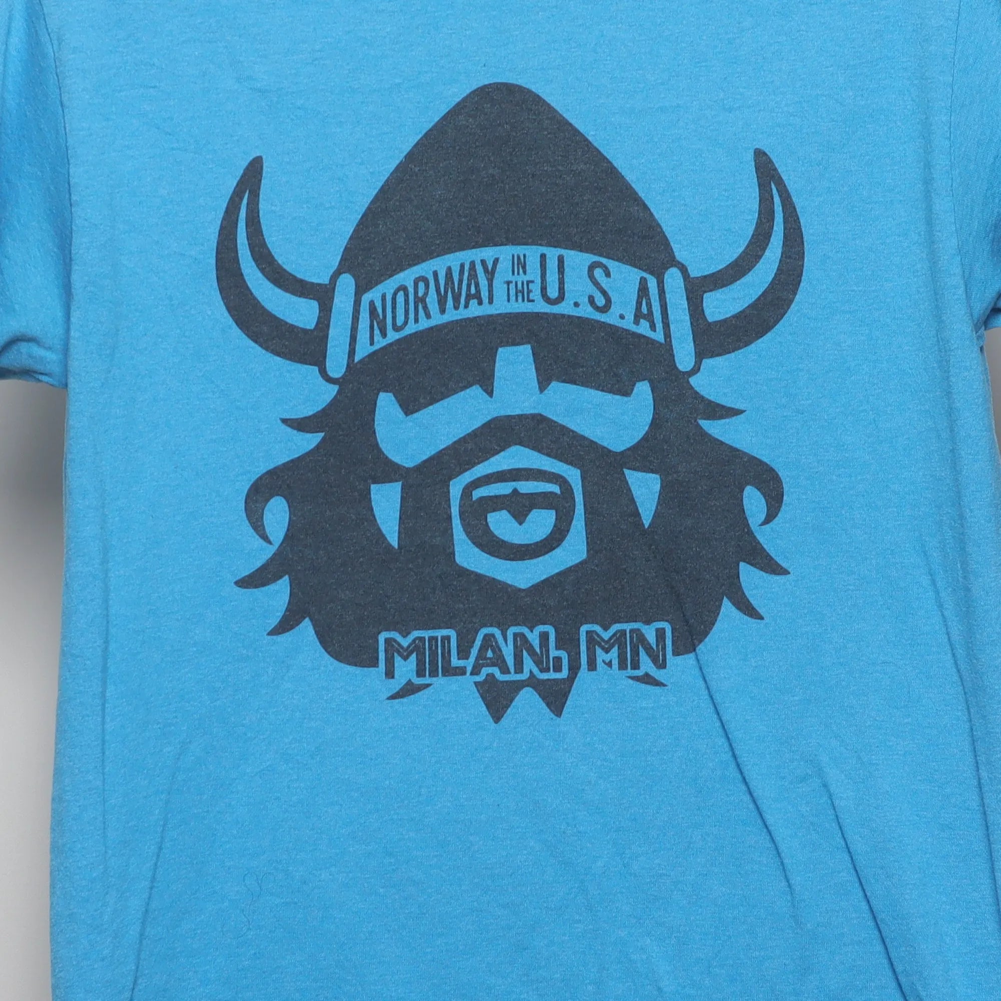 Close-up of the main graphic on the Modern Norway USA Viking Graphic Souvenir T-Shirt M