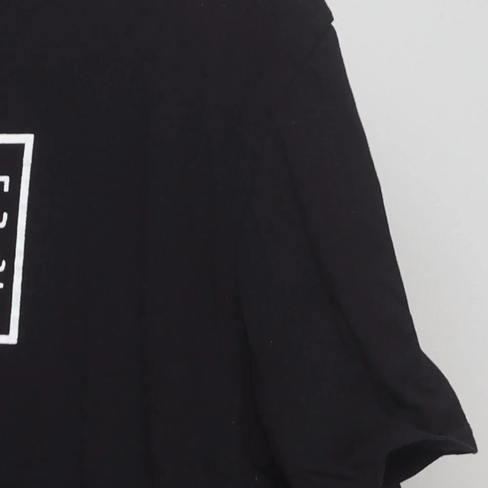 Close-up of the sleeve on the Modern Rick and Morty "Japanese Style Rick Sanchez" T-Shirt - L