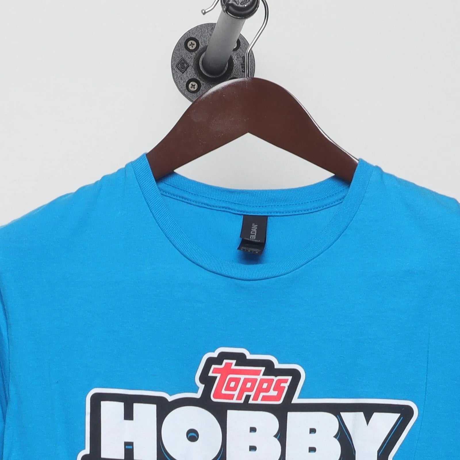 Close-up of the collar and tag on the Modern Topps "Hobby Rip Night" T-Shirt - S