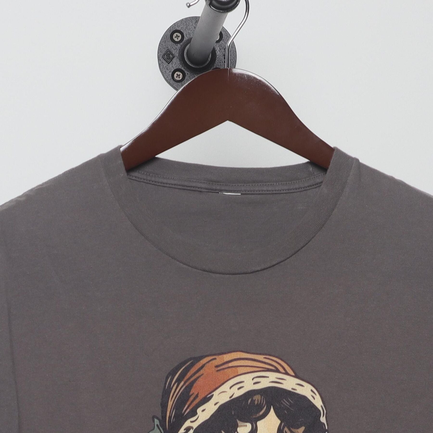 Close-up of the collar and tag on the Vintage Y2K Jane Austen "More Pride Less Prejudice" T-Shirt - XL