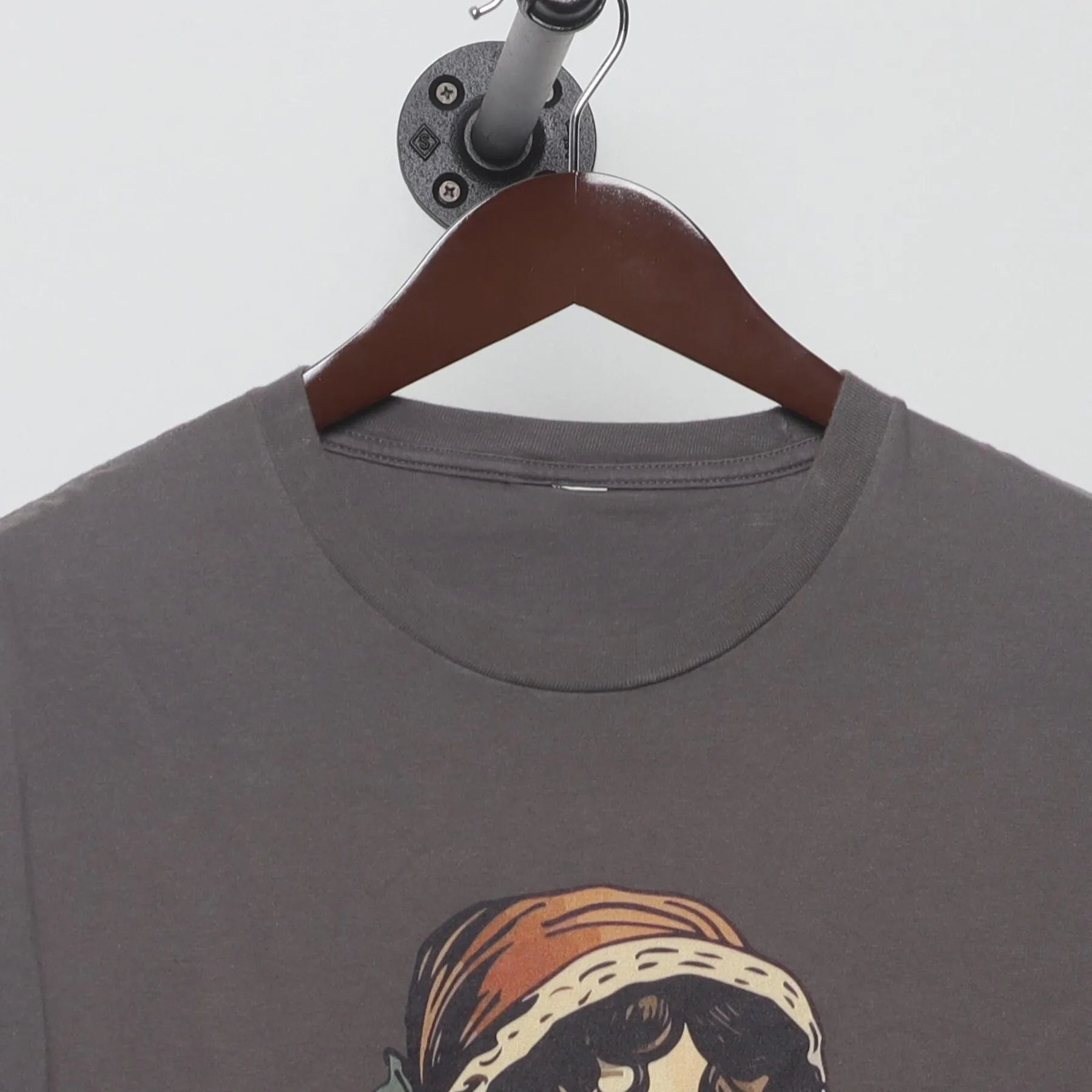 Close-up of the collar and tag on the Vintage Y2K Jane Austen "More Pride Less Prejudice" T-Shirt - XL