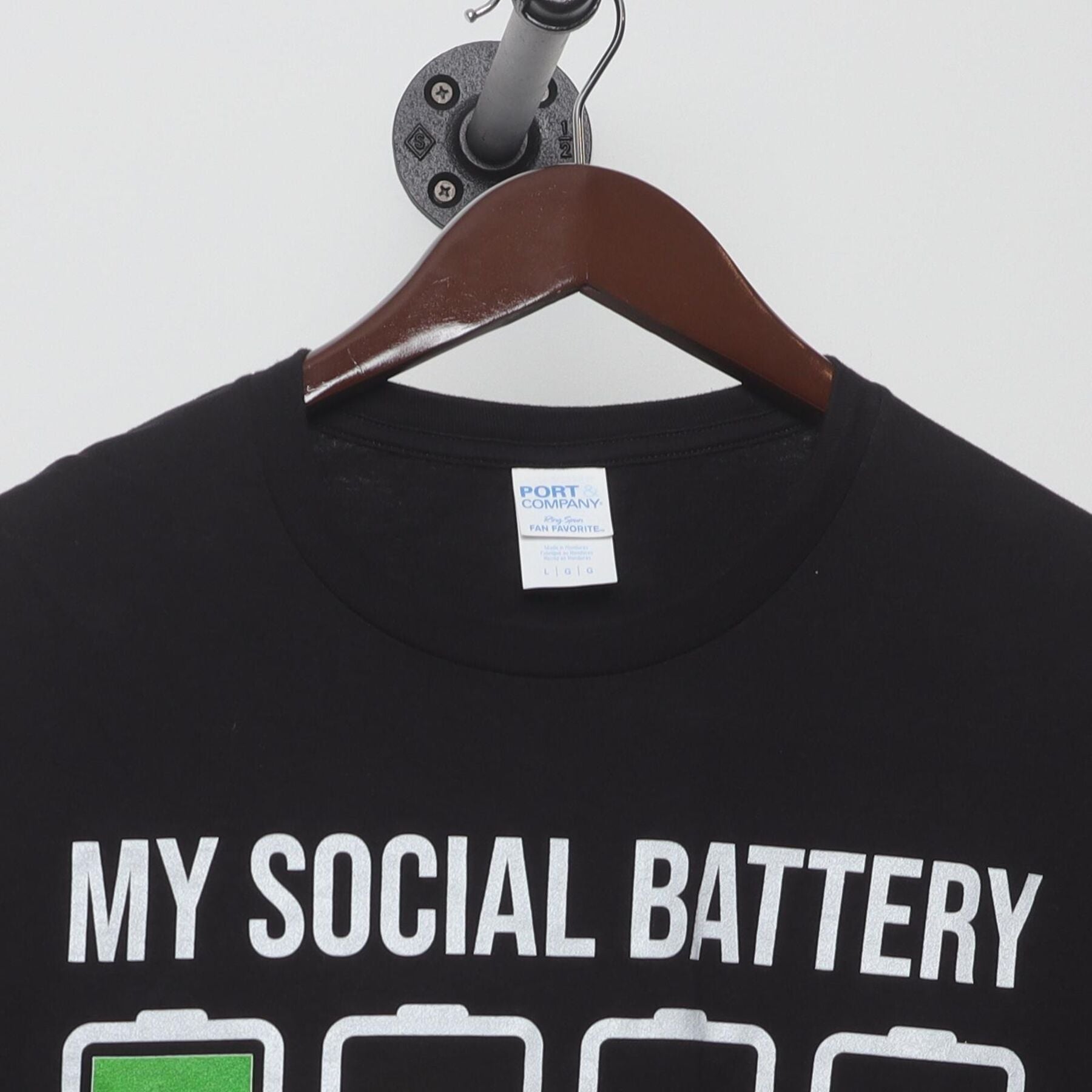 Close-up of the collar and tag on the Vintage 2010s Humor Graphic "My Social Battery" T-Shirt - M