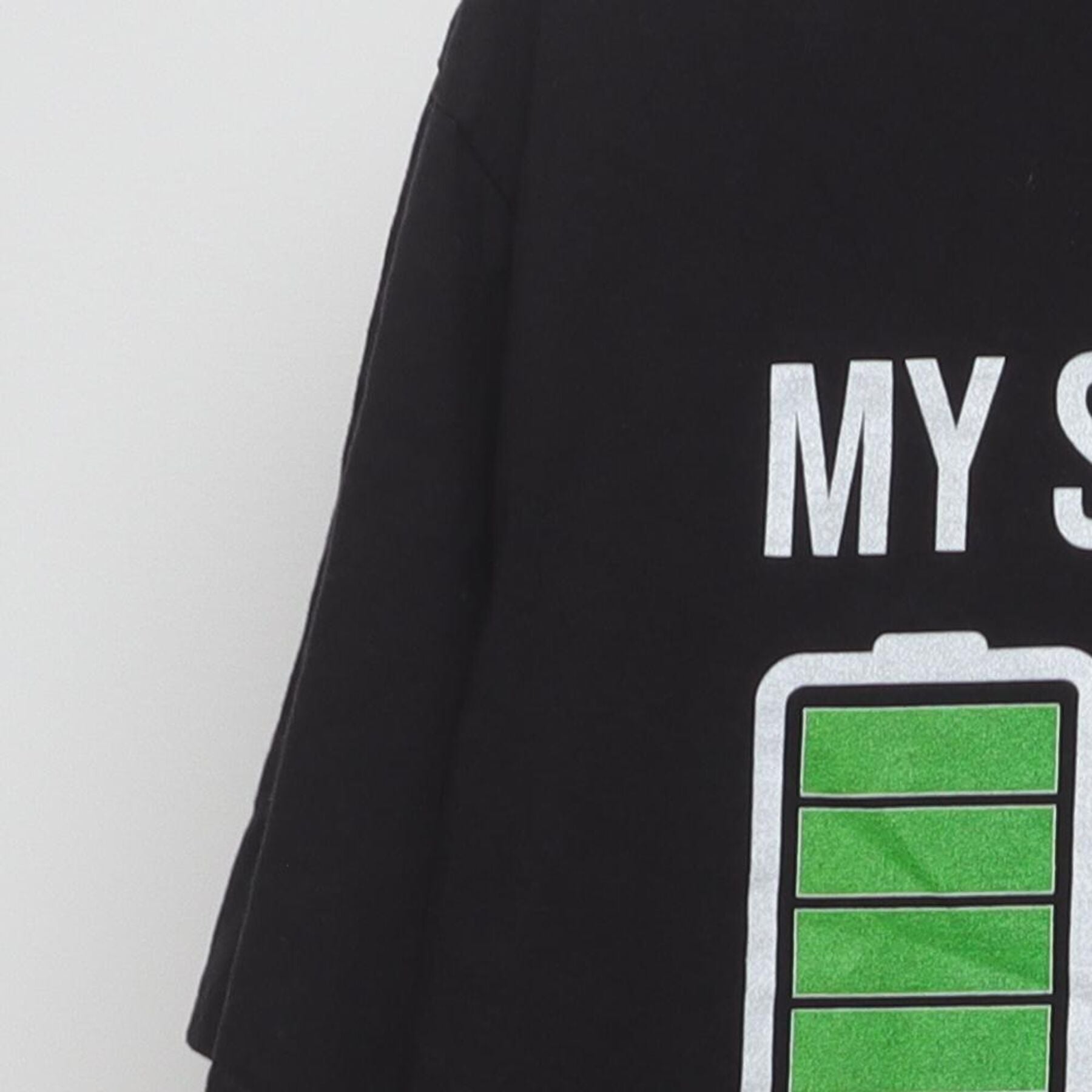 Close-up of the Left sleeve on the Vintage 2010s Humor Graphic "My Social Battery" T-Shirt - M