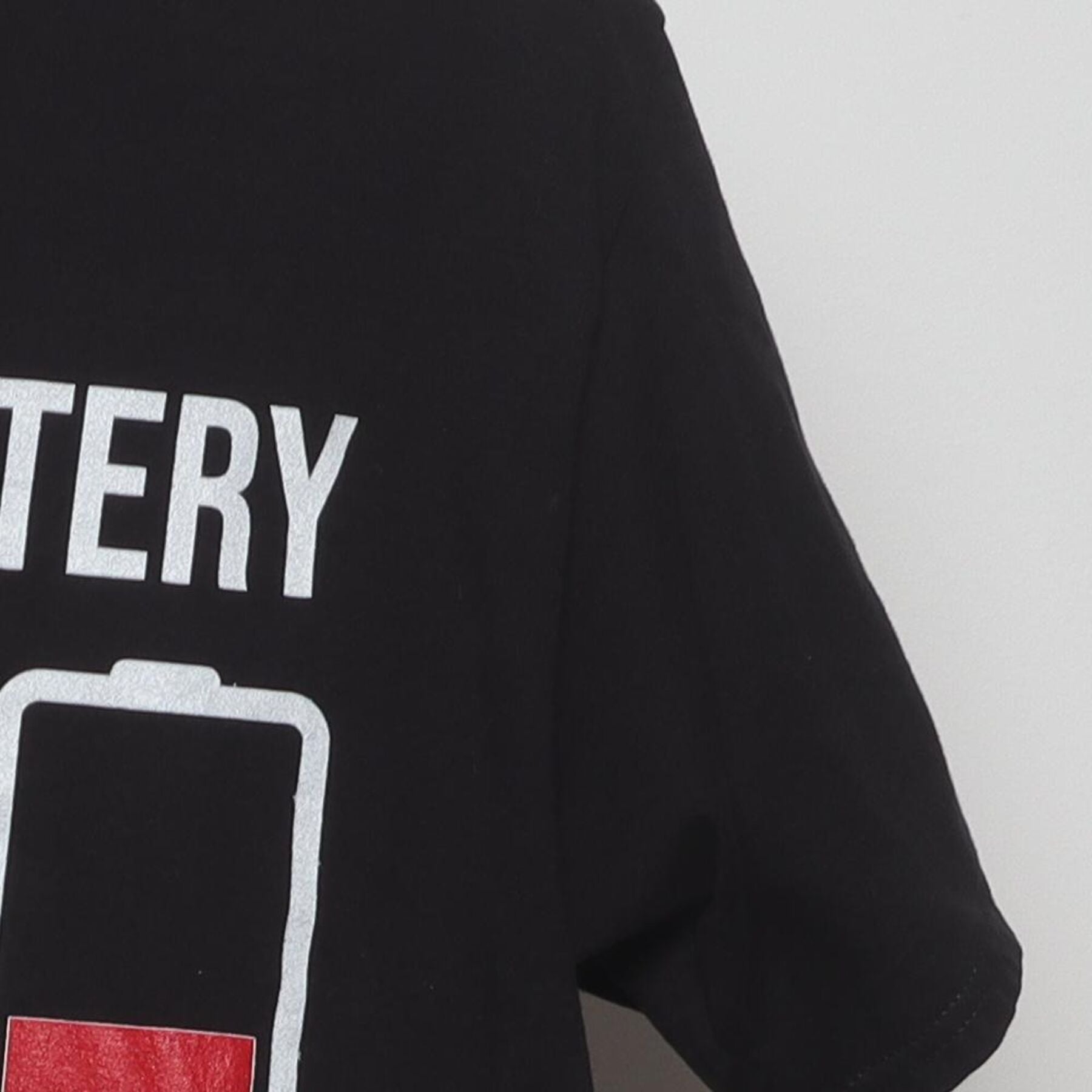 Close-up of the Right sleeve on the Vintage 2010s Humor Graphic "My Social Battery" T-Shirt - M