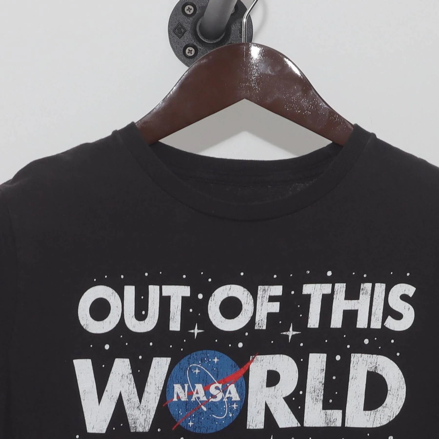 Close-up of the collar and tag on the Vintage Y2K NASA "Out Of This World Dad" T-Shirt - S