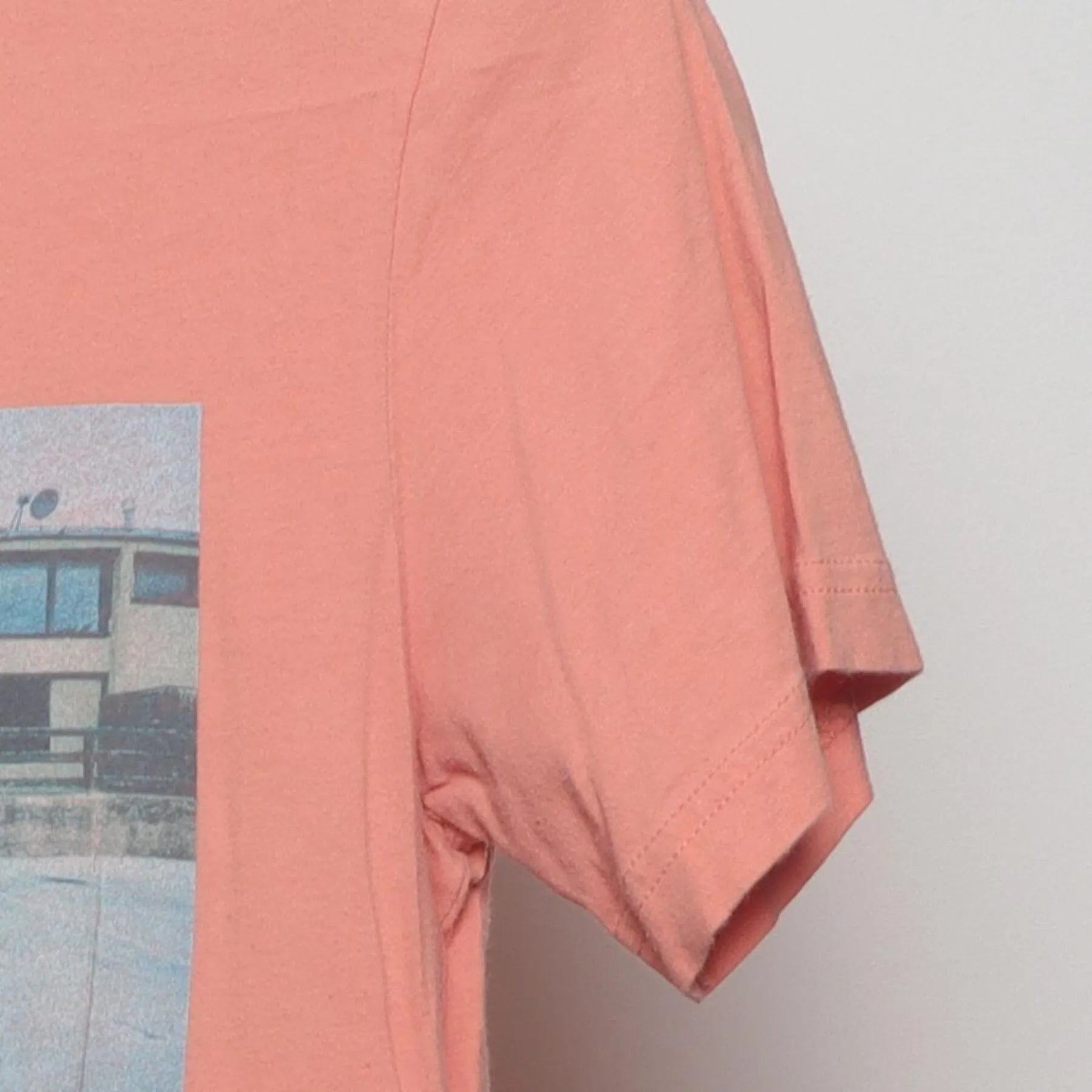 Close-up of the Right sleeve on the Vintage Y2K Needtobreathe "Band Photo with Vintage Car" T-Shirt - XS