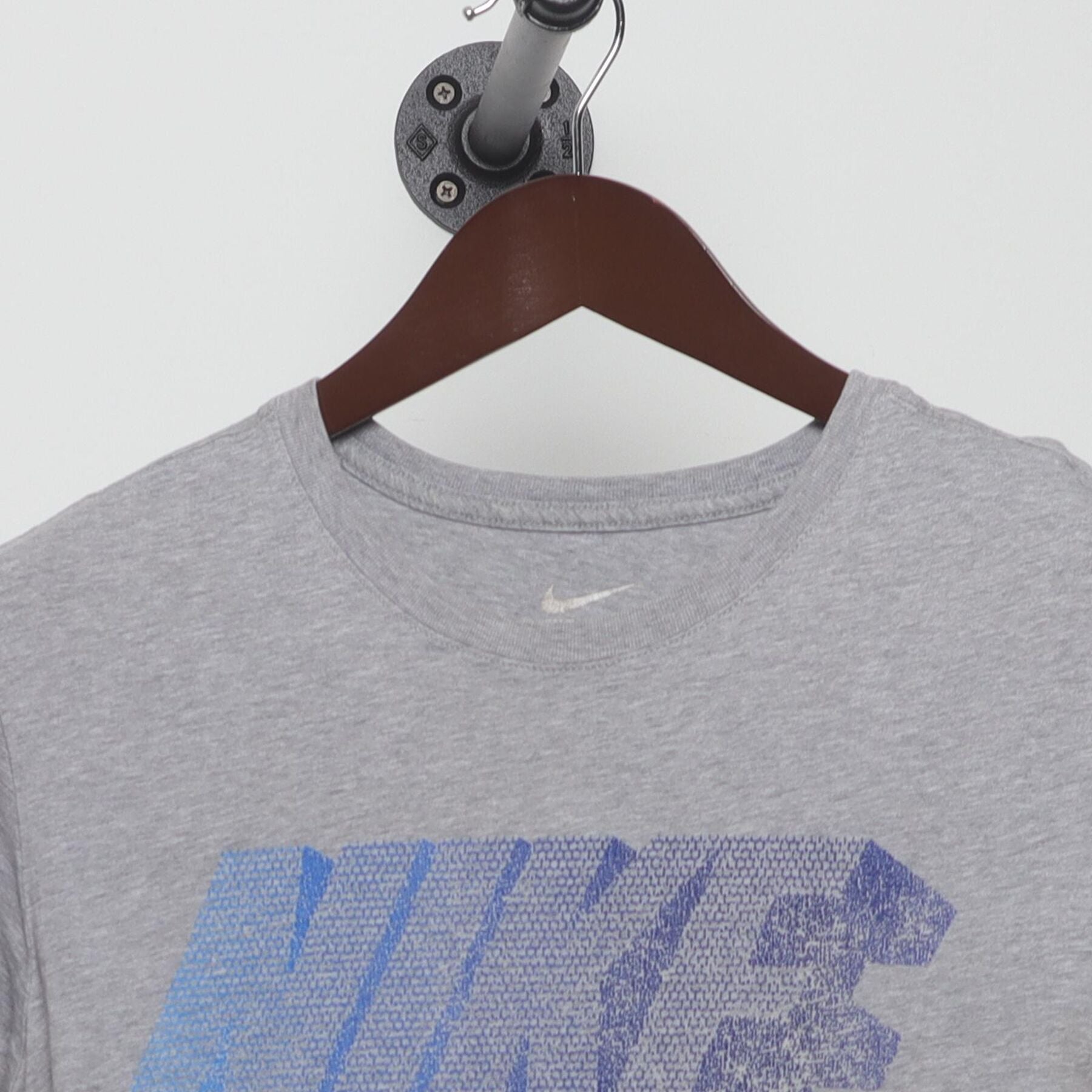 Close-up of the collar and tag on the Vintage Y2K Nike "Gradient Block Logo" T-Shirt - S