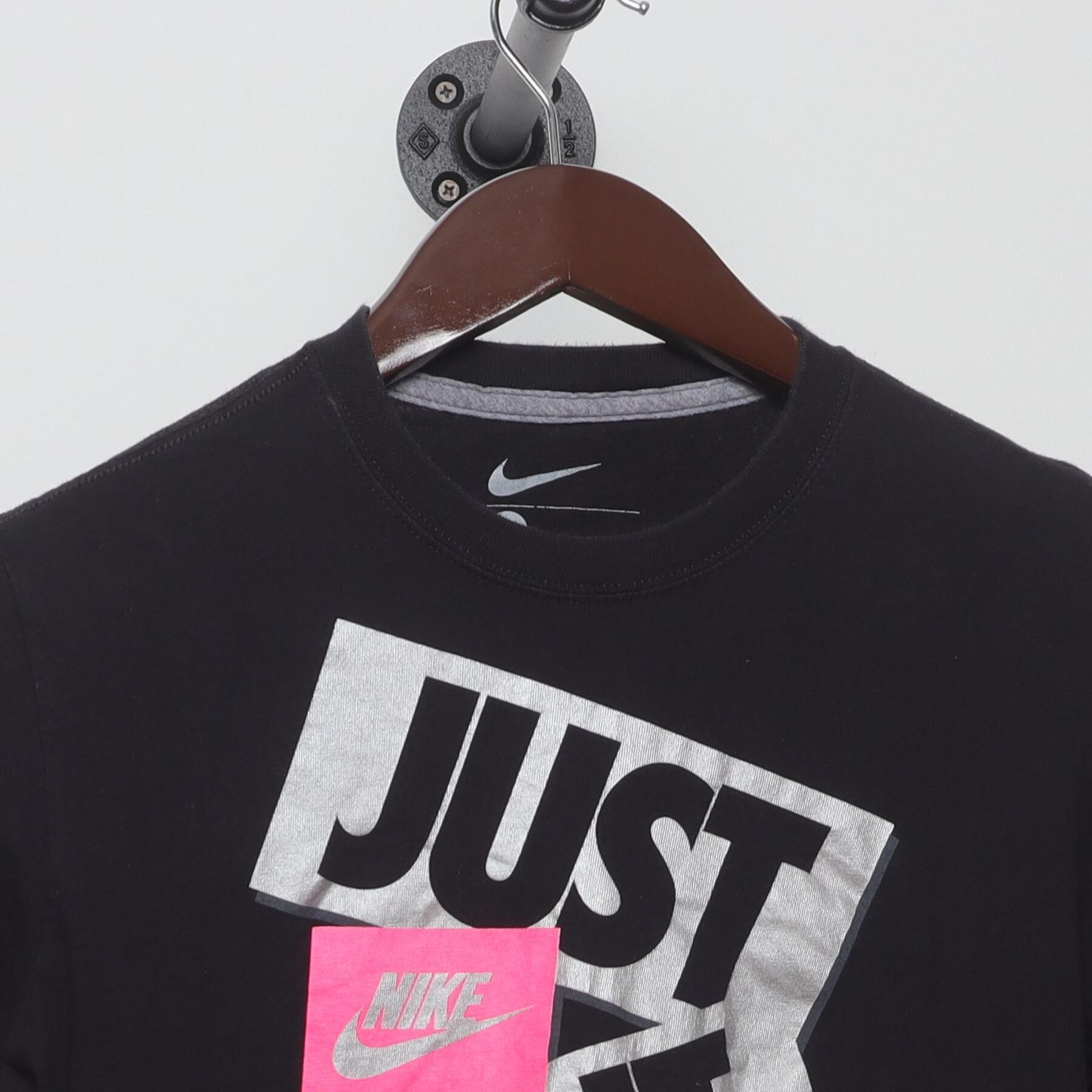 Close-up of the collar and tag on the Vintage Y2K Nike "Just Do It" T-Shirt - S