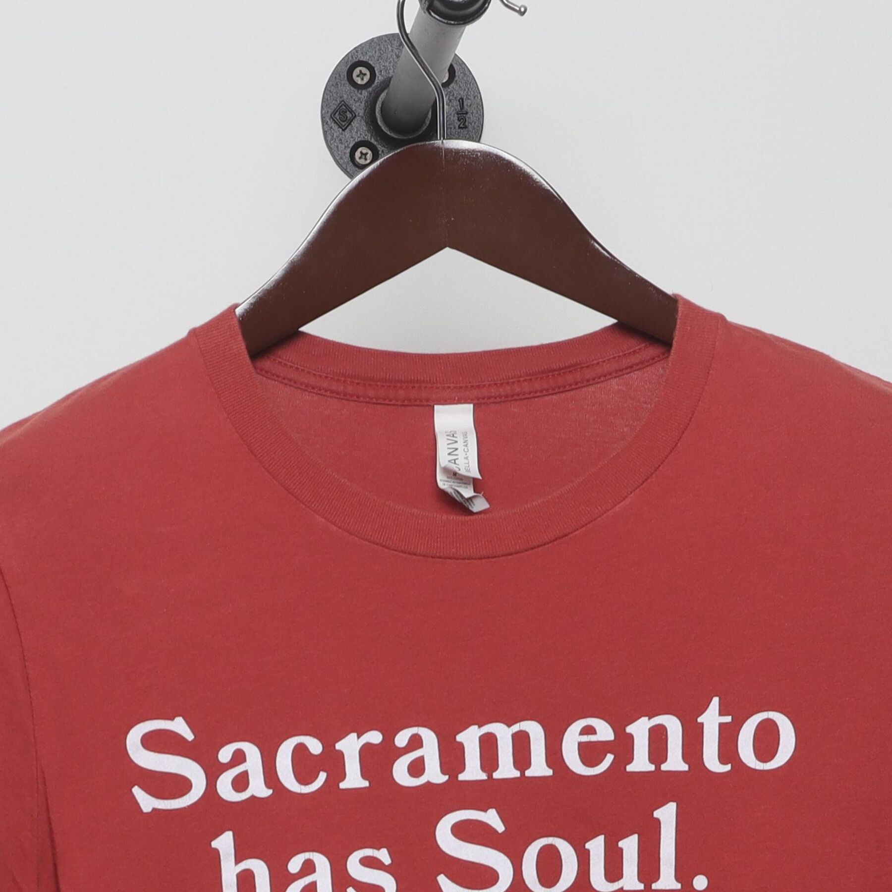 Close-up of the collar and tag on the Vintage Y2K Old Soul Co. "Sacramento has Soul." T-Shirt - S