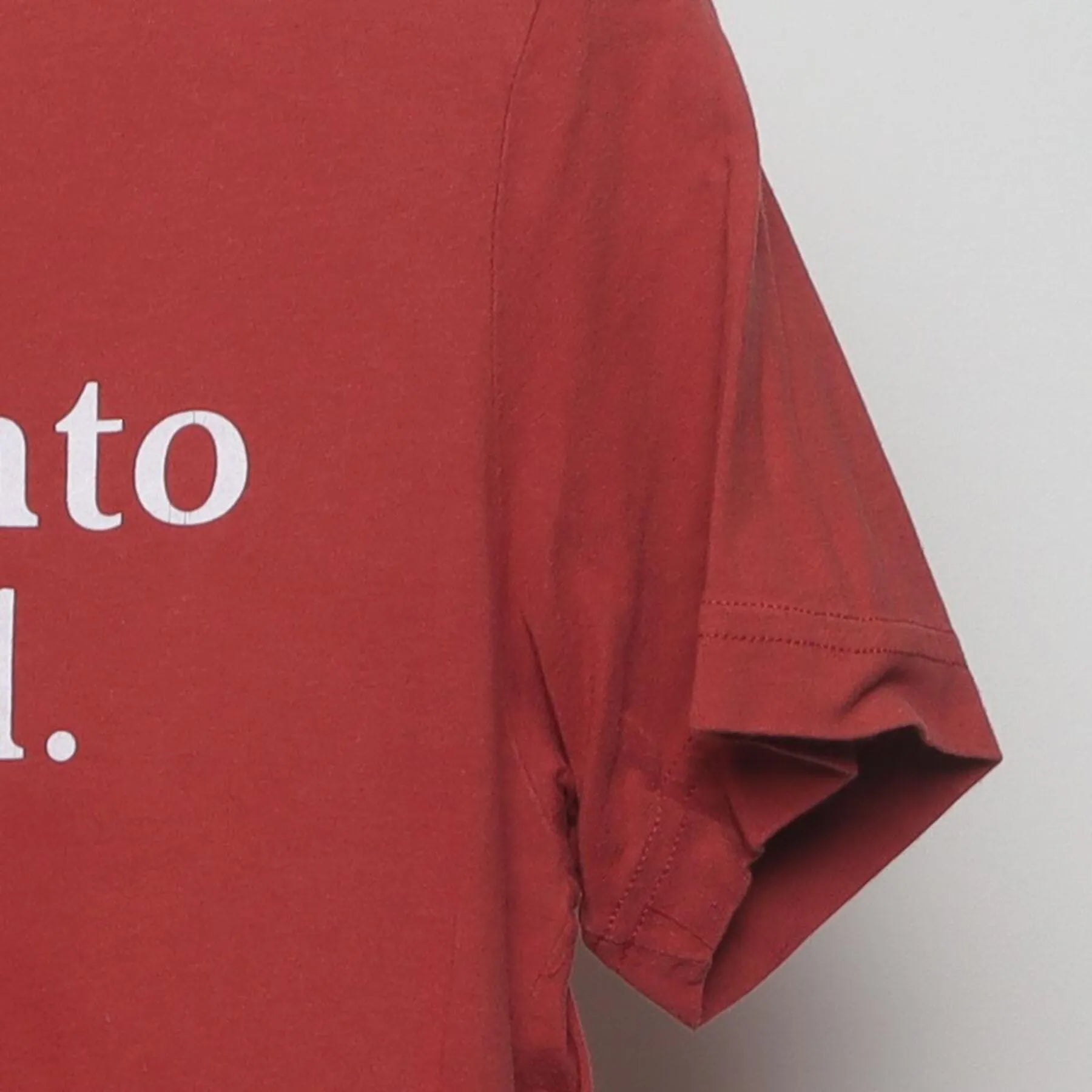 Close-up of the Right sleeve on the Vintage Y2K Old Soul Co. "Sacramento has Soul." T-Shirt - S