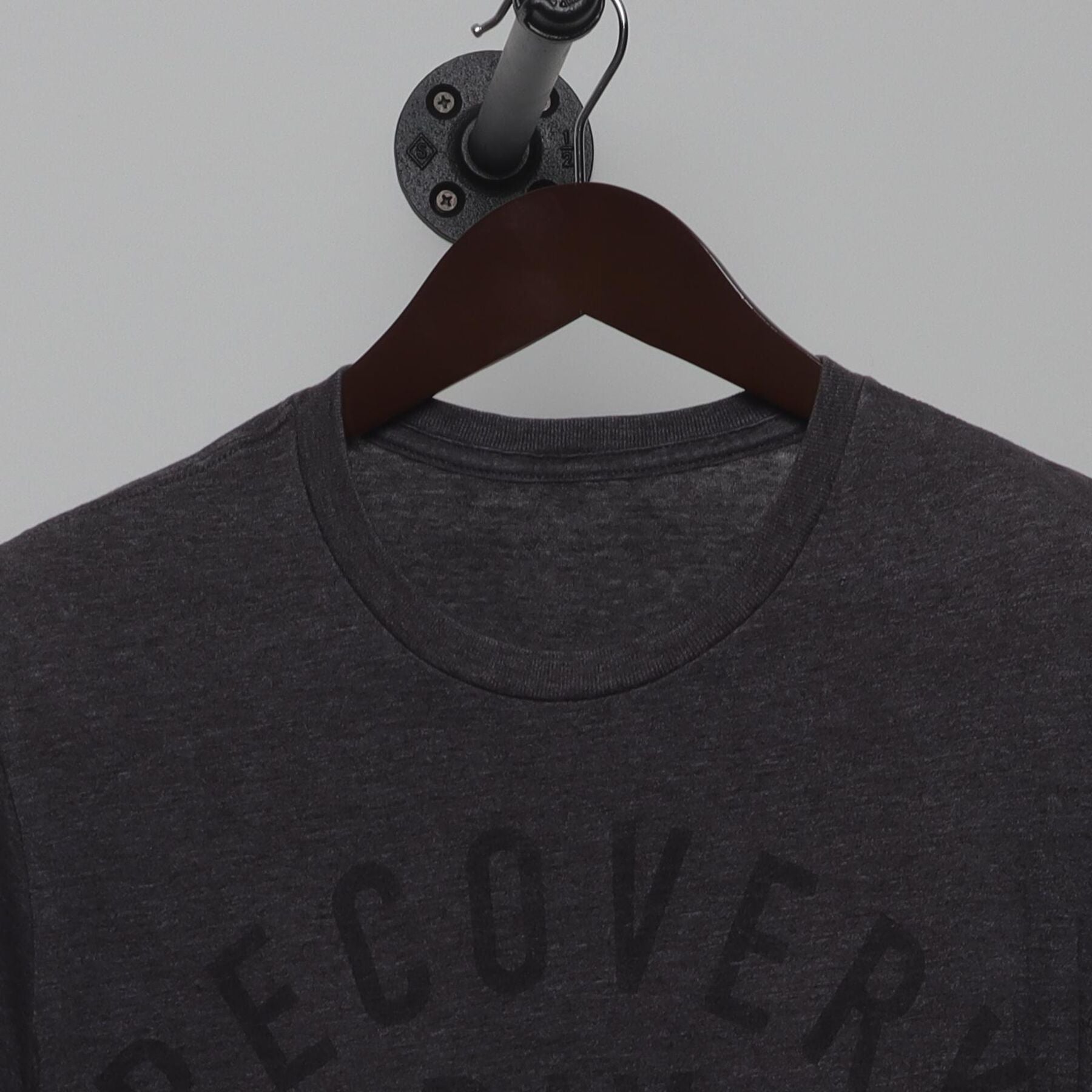 Close-up of the collar and tag on the Vintage Y2K Graphic "Recovery Day" T-Shirt - S