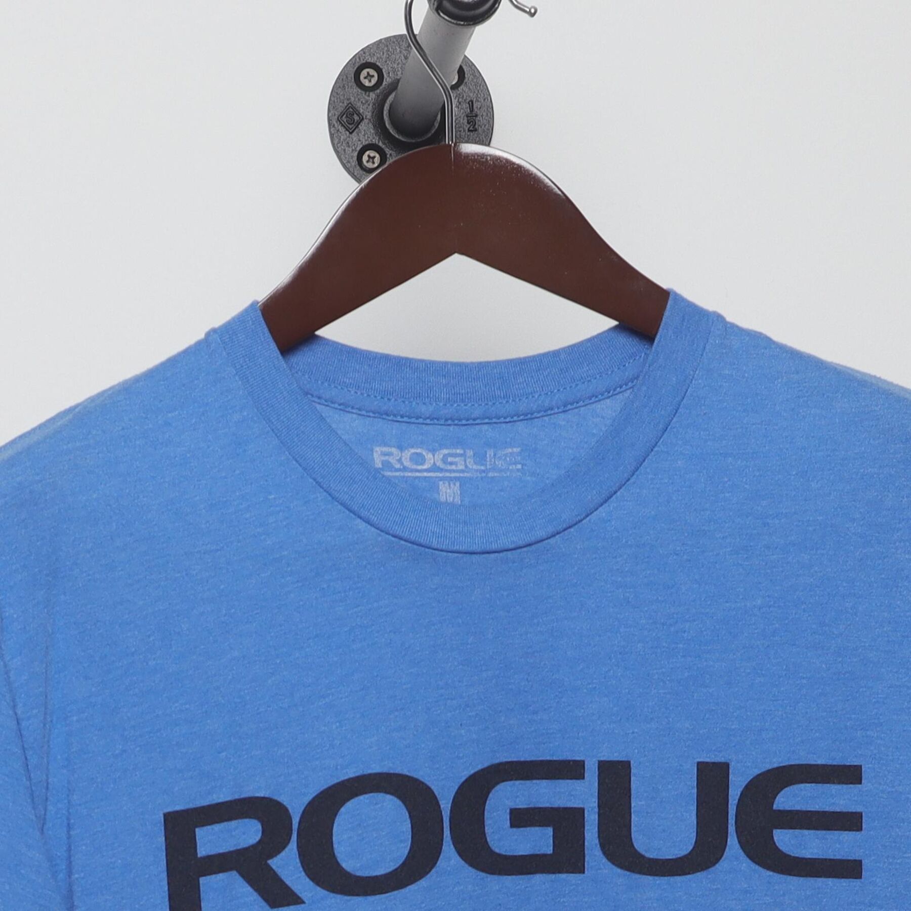 Close-up of the collar and tag on the Vintage 2010s Rogue Fitness "Basic Logo" T-Shirt - S