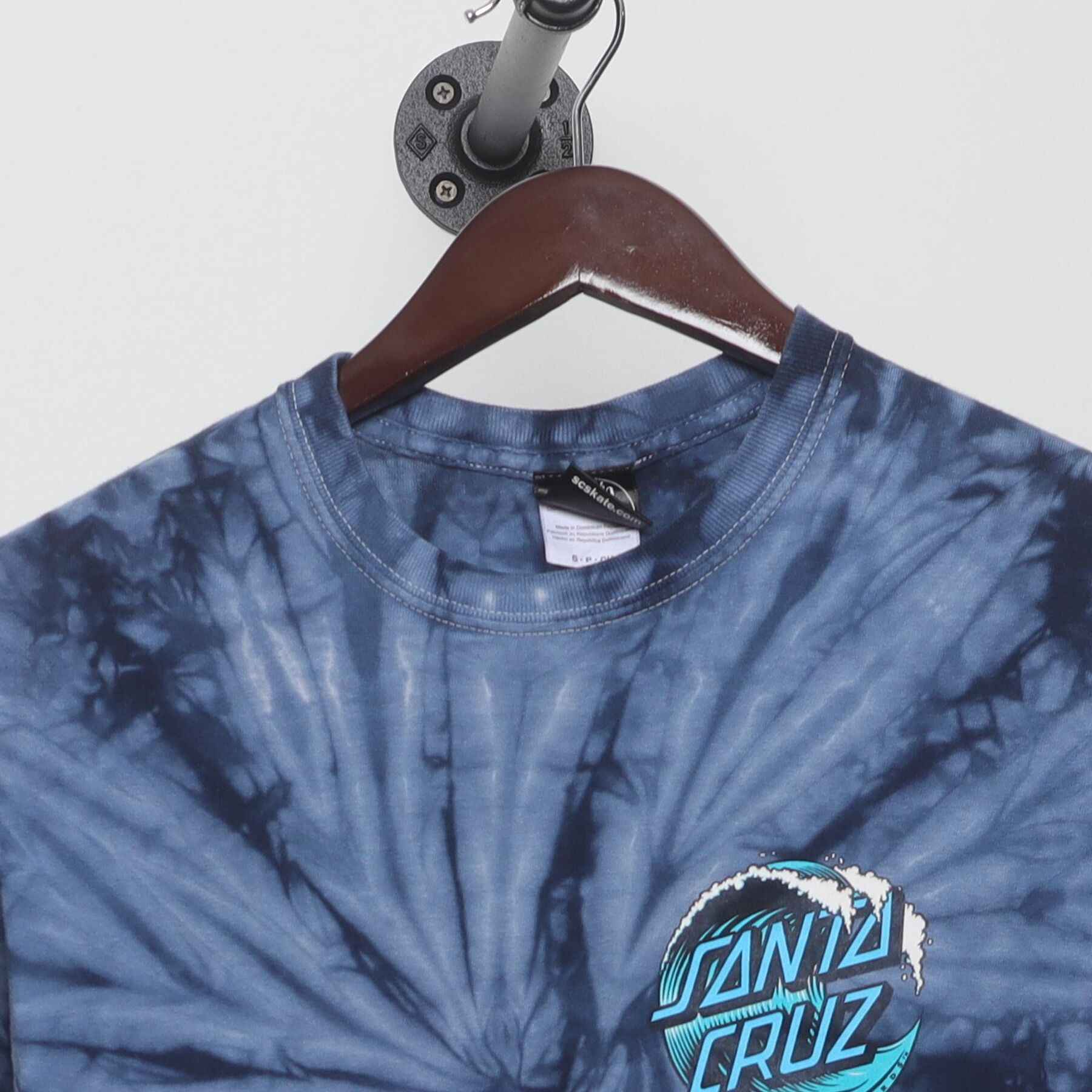 Close-up of the collar and tag on the Vintage Y2K Santa Cruz "Wave Dot Logo" T-Shirt - XS