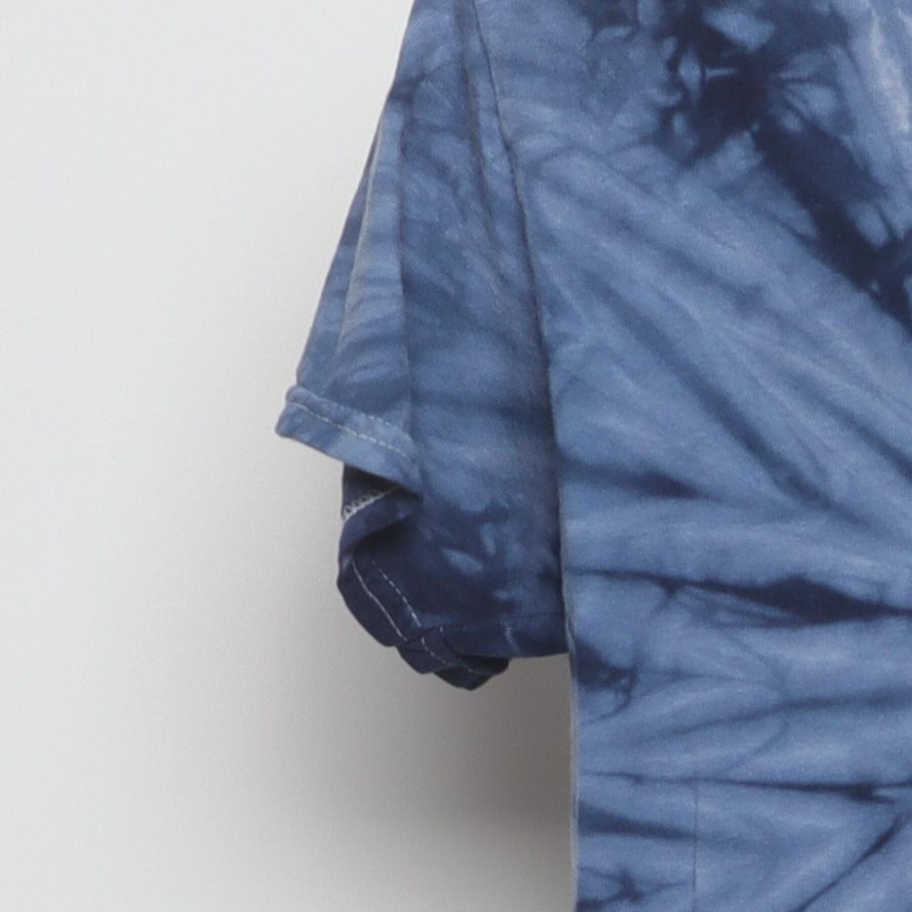 Close-up of the Left sleeve on the Vintage Y2K Santa Cruz "Wave Dot Logo" T-Shirt - XS