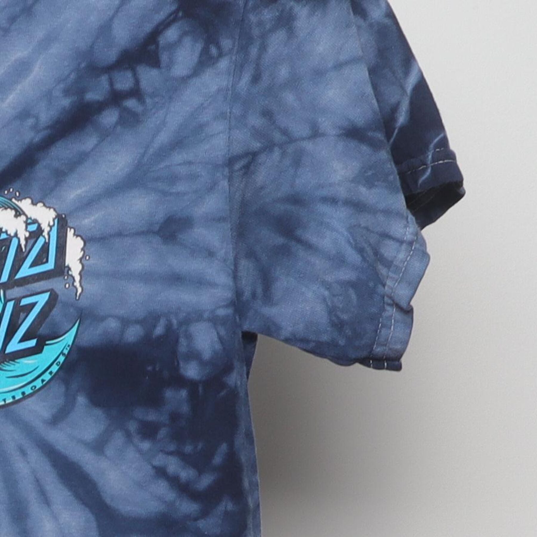 Close-up of the Right sleeve on the Vintage Y2K Santa Cruz "Wave Dot Logo" T-Shirt - XS