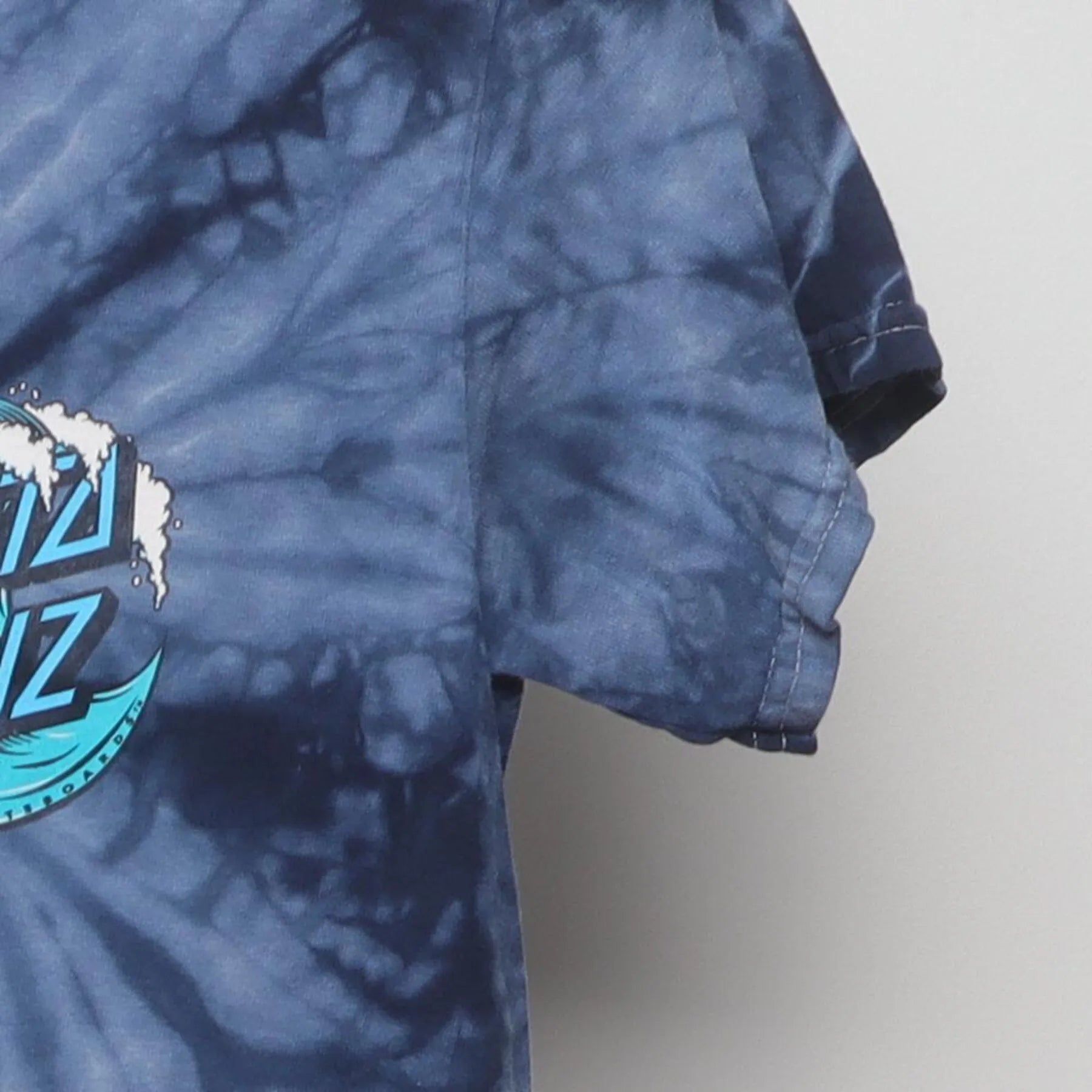 Close-up of the Right sleeve on the Vintage Y2K Santa Cruz "Wave Dot Logo" T-Shirt - XS