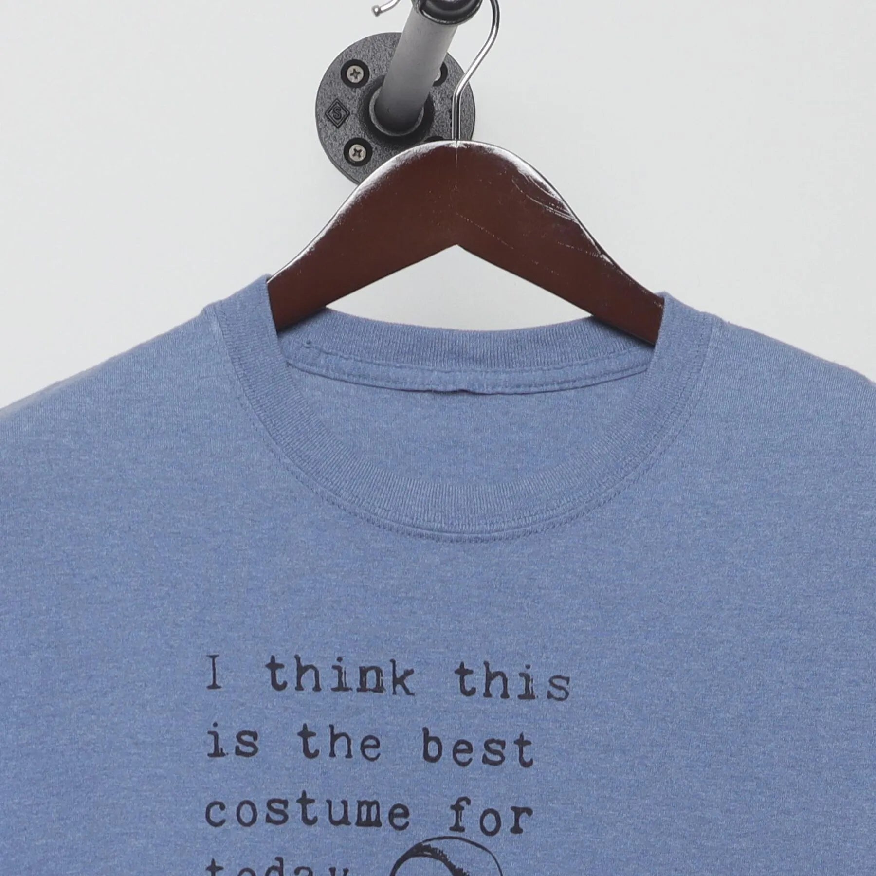 Close-up of the collar and tag on the Vintage 2000s Arrested Development "Best Costume For Today" T-Shirt - L