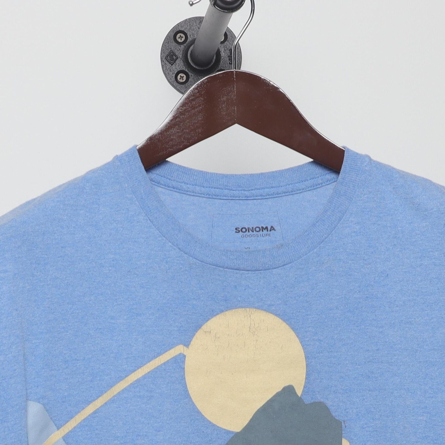 Close-up of the collar and tag on the Vintage 1980s Sonoma "Explore" T-Shirt - L