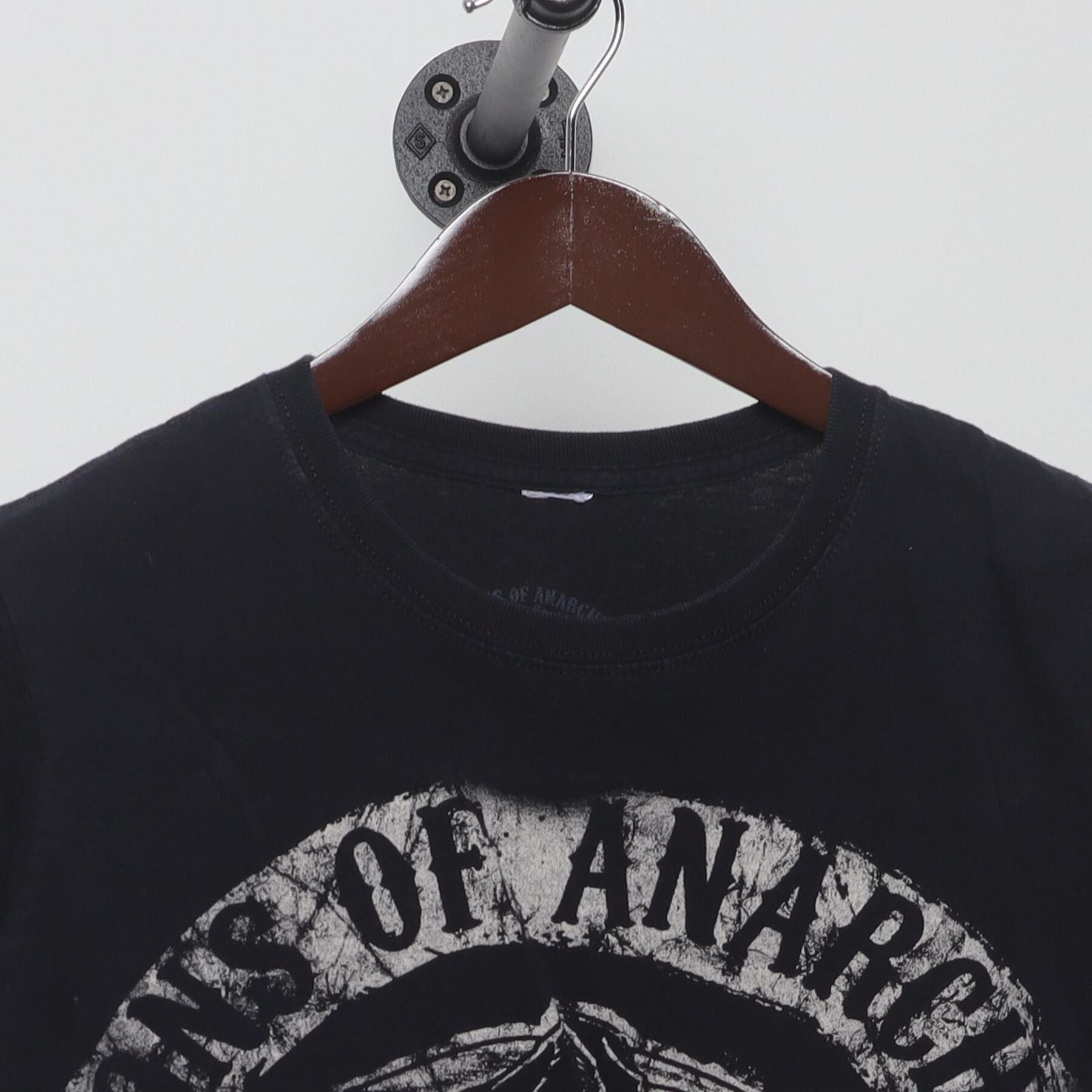 Close-up of the collar and tag on the Vintage 2000s Sons of Anarchy "Reaper Logo" T-Shirt - S