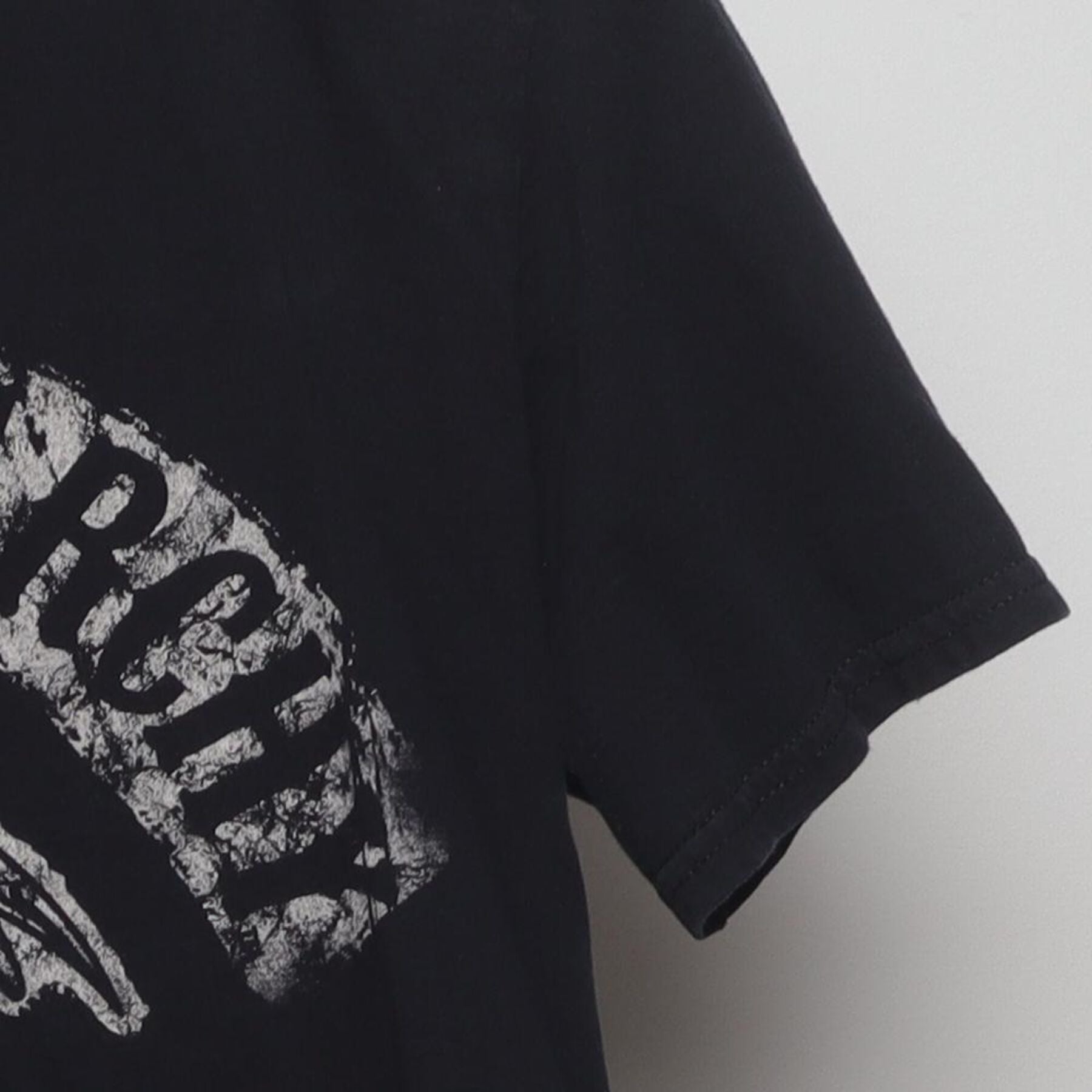 Close-up of the Right sleeve on the Vintage 2000s Sons of Anarchy "Reaper Logo" T-Shirt - S