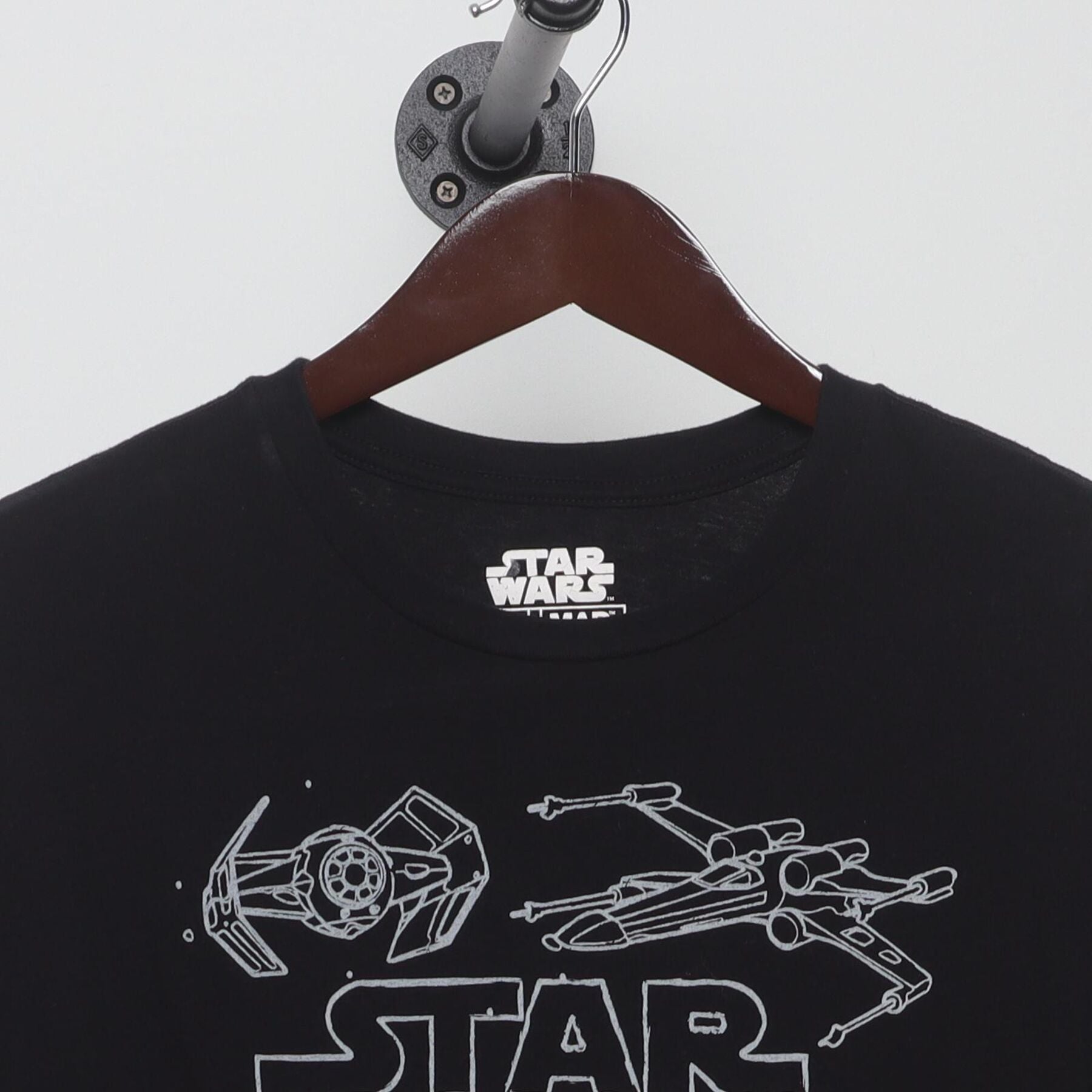 Close-up of the collar and tag on the Vintage Y2K Star Wars "Starships Line Art" T-Shirt - L