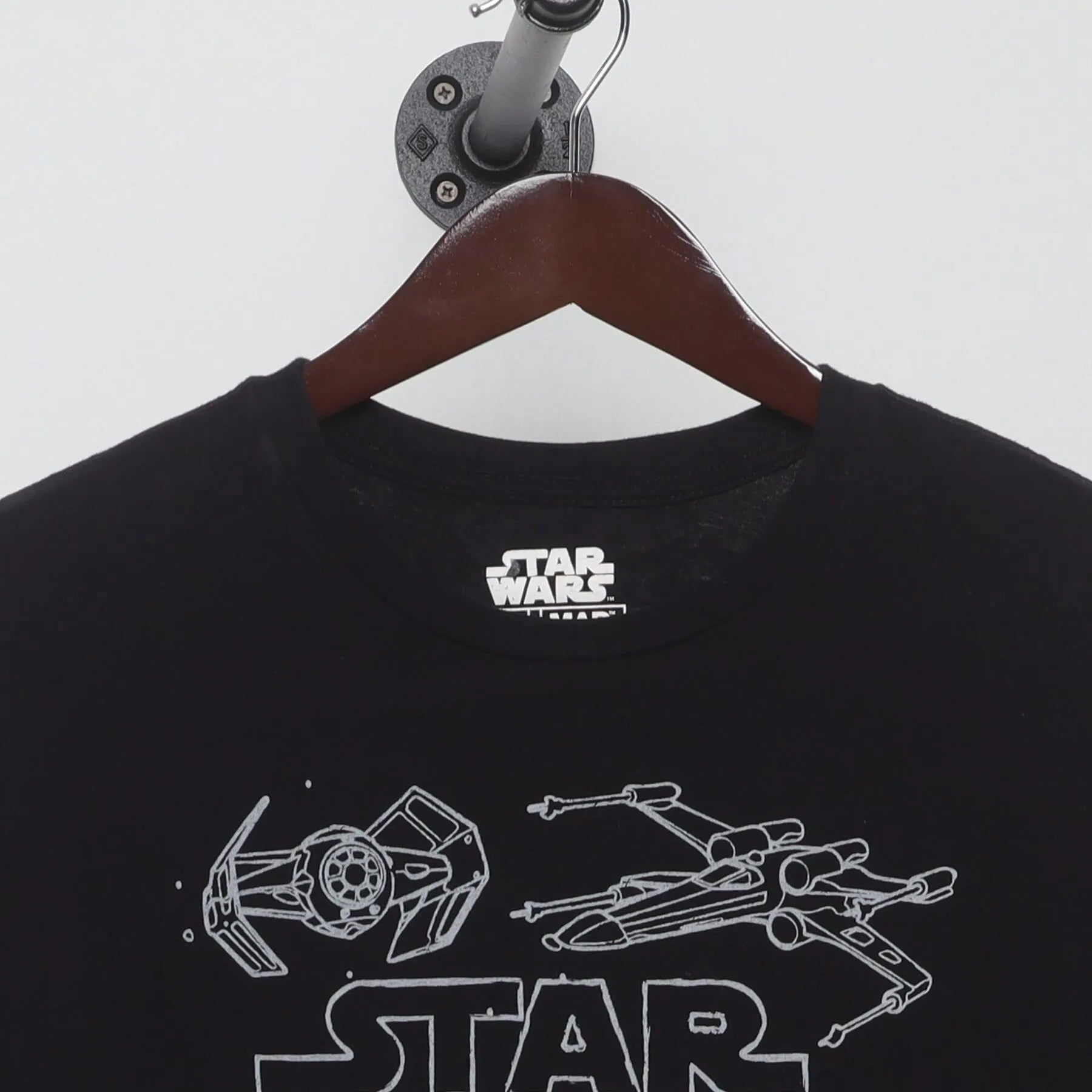 Close-up of the collar and tag on the Vintage Y2K Star Wars "Starships Line Art" T-Shirt - L