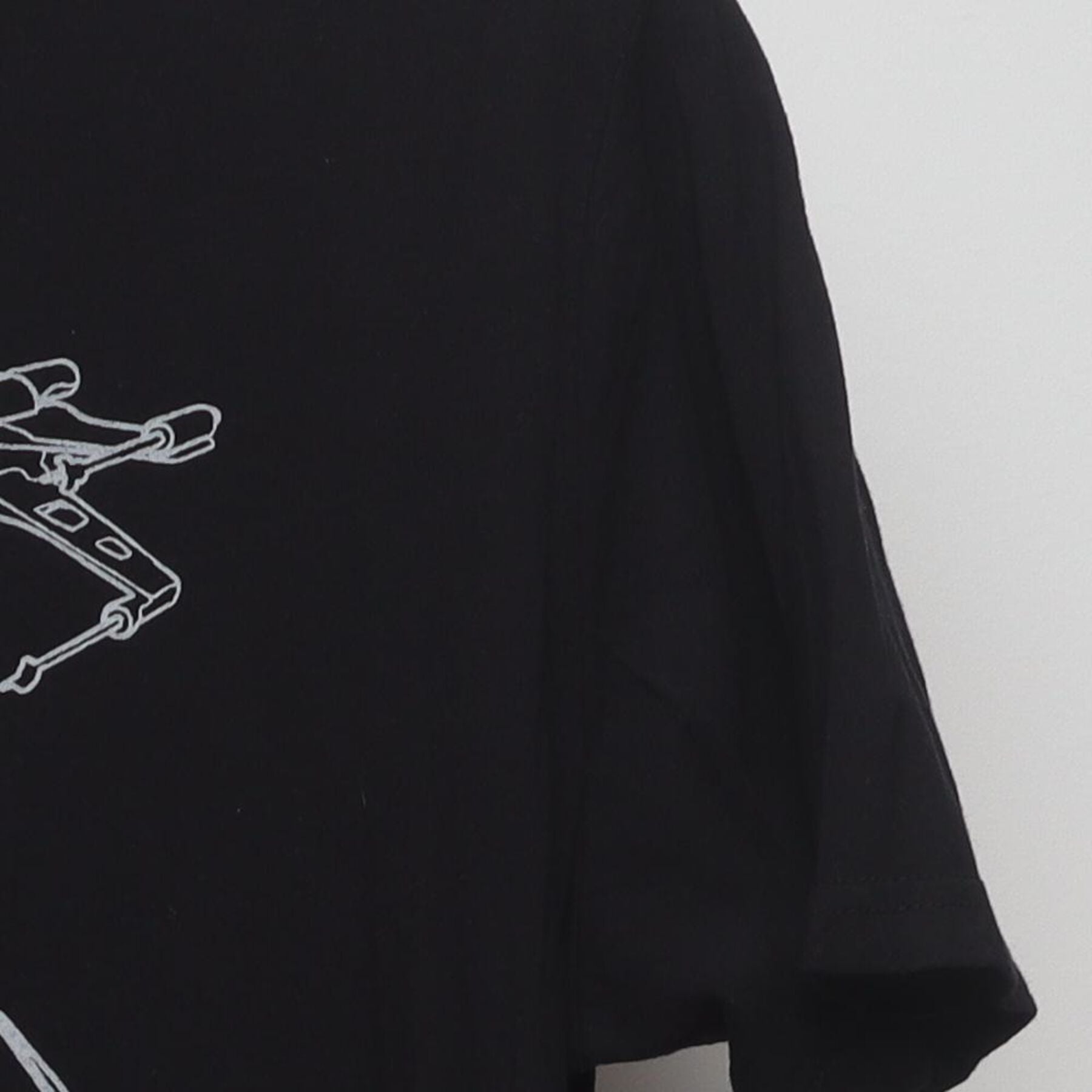 Close-up of the Right sleeve on the Vintage Y2K Star Wars "Starships Line Art" T-Shirt - L