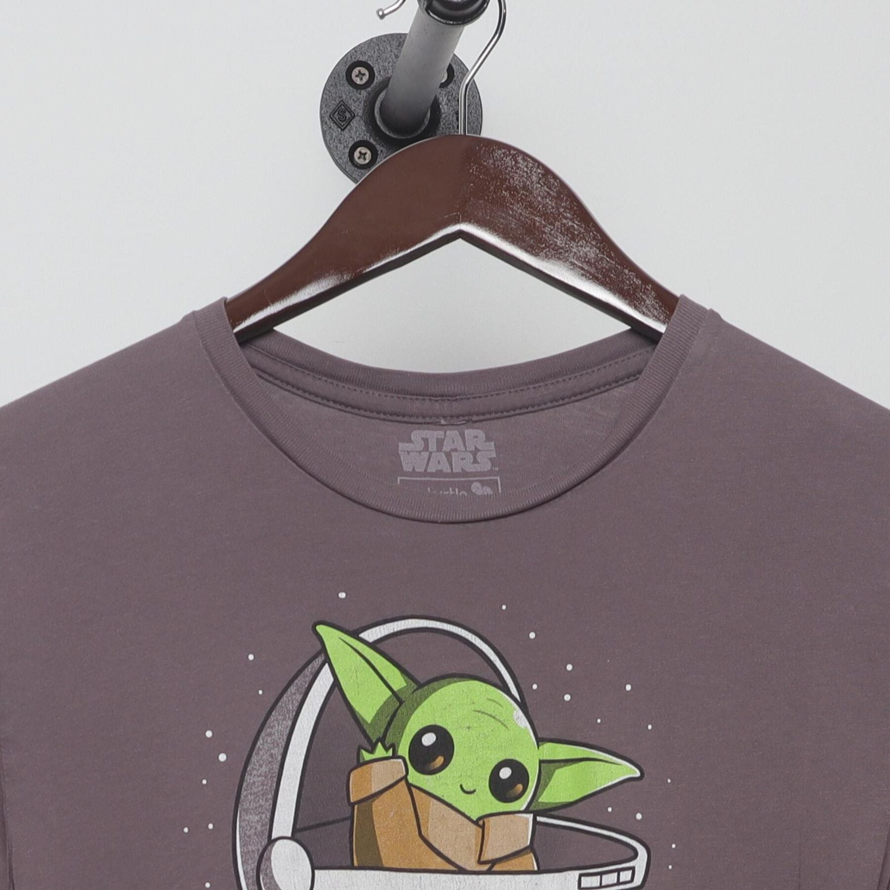 Close-up of the collar and tag on the Vintage 2010s Star Wars "Baby Yoda" T-Shirt - S