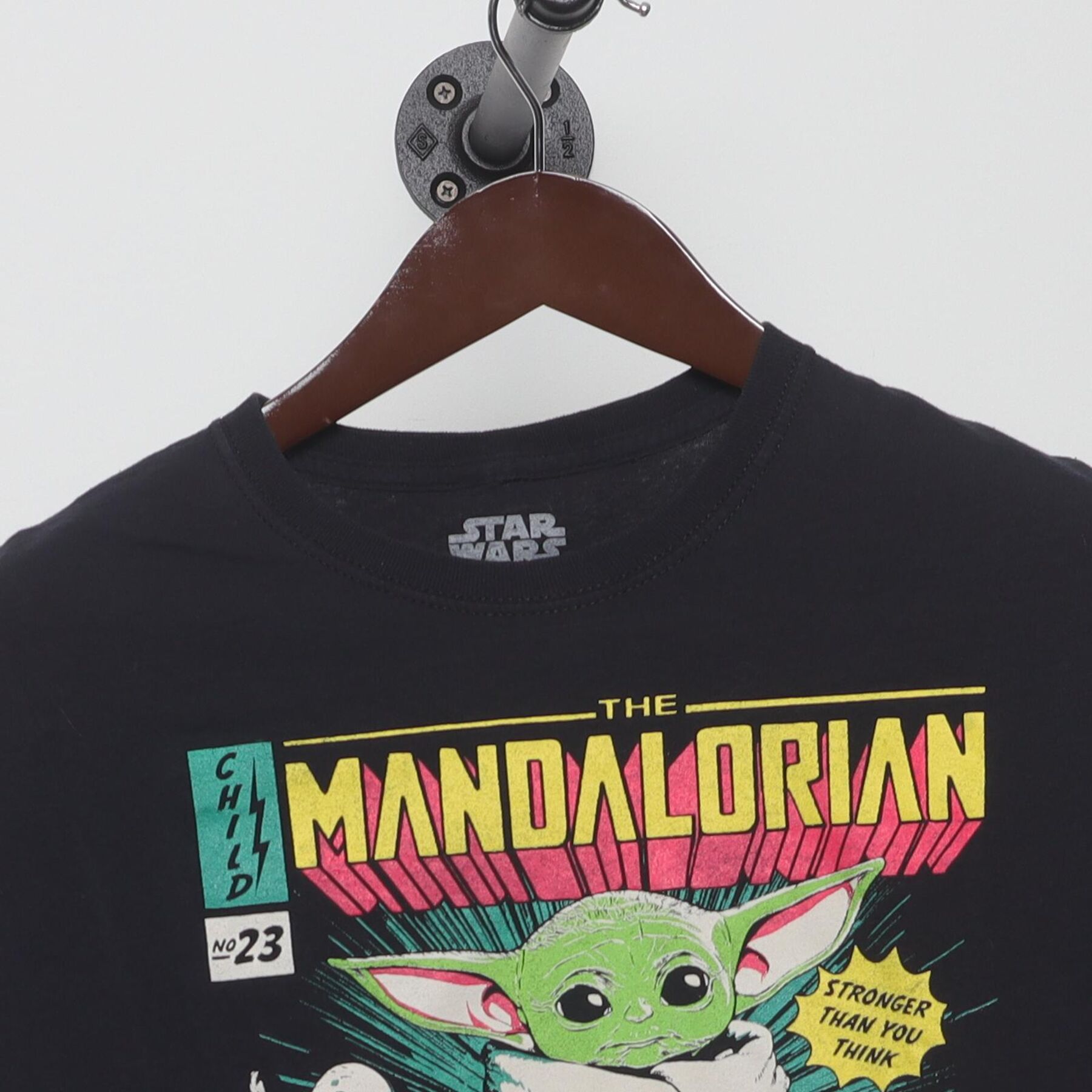 Close-up of the collar and tag on the Vintage Y2K Star Wars "The Mandalorian Comic Book" T-Shirt - S
