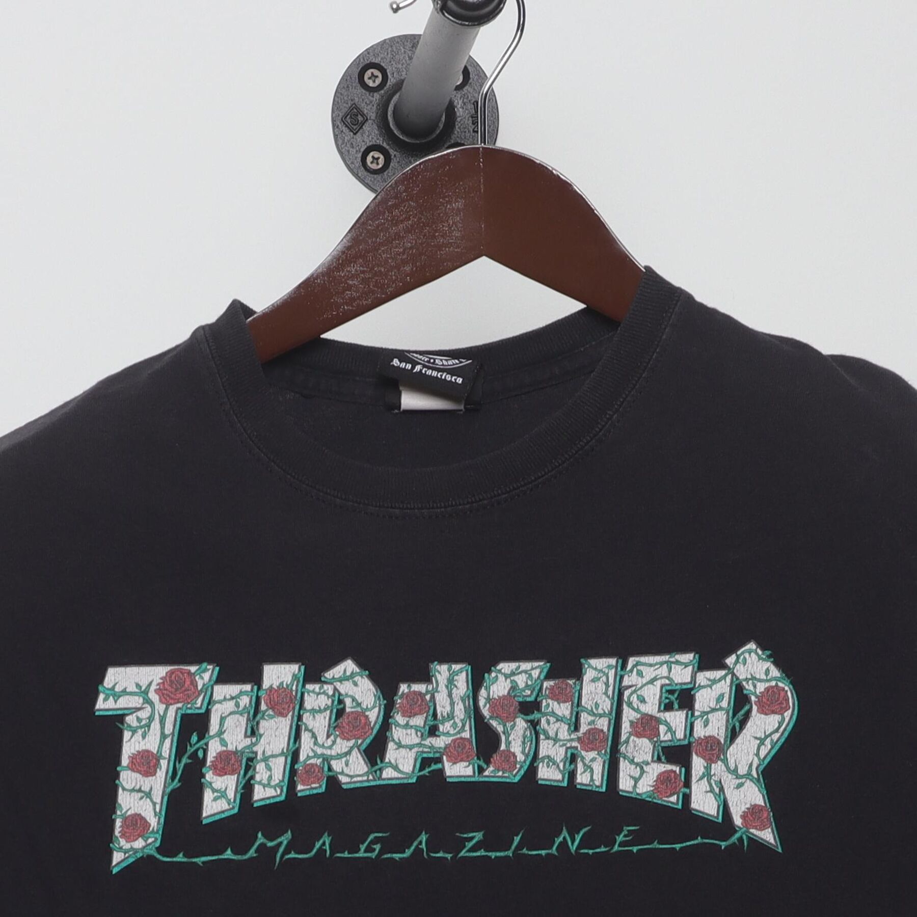 Close-up of the collar and tag on the Vintage Y2K Thrasher Magazine "Roses Logo" T-Shirt - XS