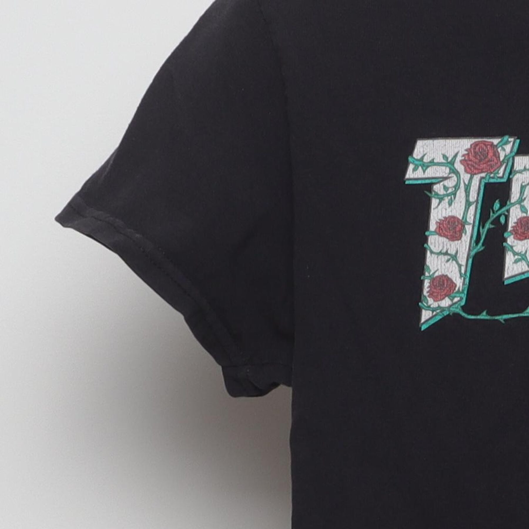 Close-up of the Left sleeve on the Vintage Y2K Thrasher Magazine "Roses Logo" T-Shirt - XS