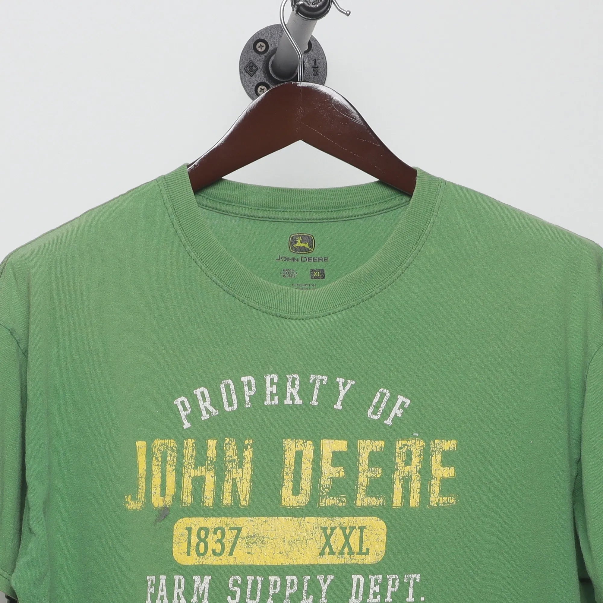 Close-up of the collar and tag on the Vintage 00s John Deere Farm Supply Graphic T-Shirt L