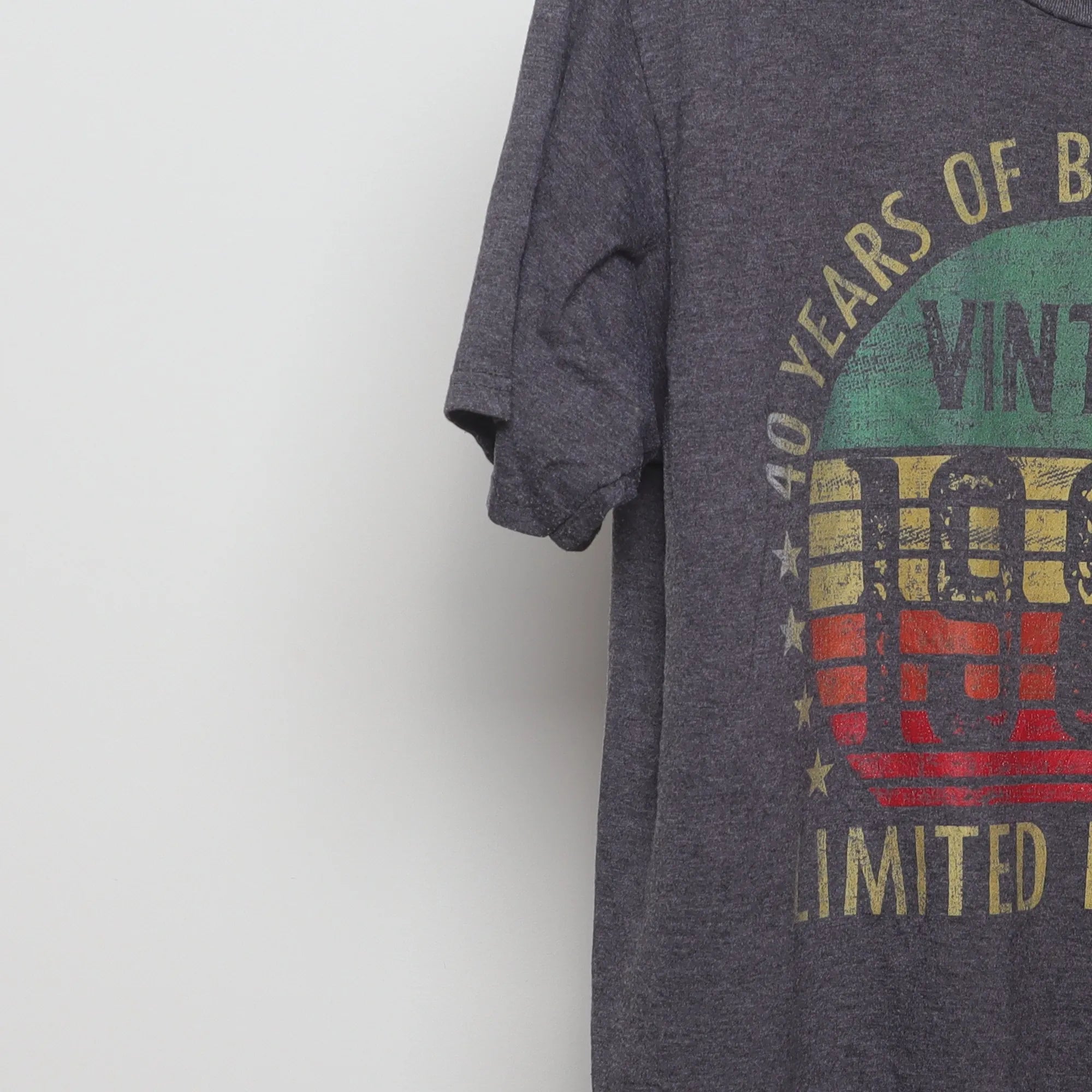 Close-up of the sleeve on the Vintage 1982 40th Birthday Graphic T-Shirt L