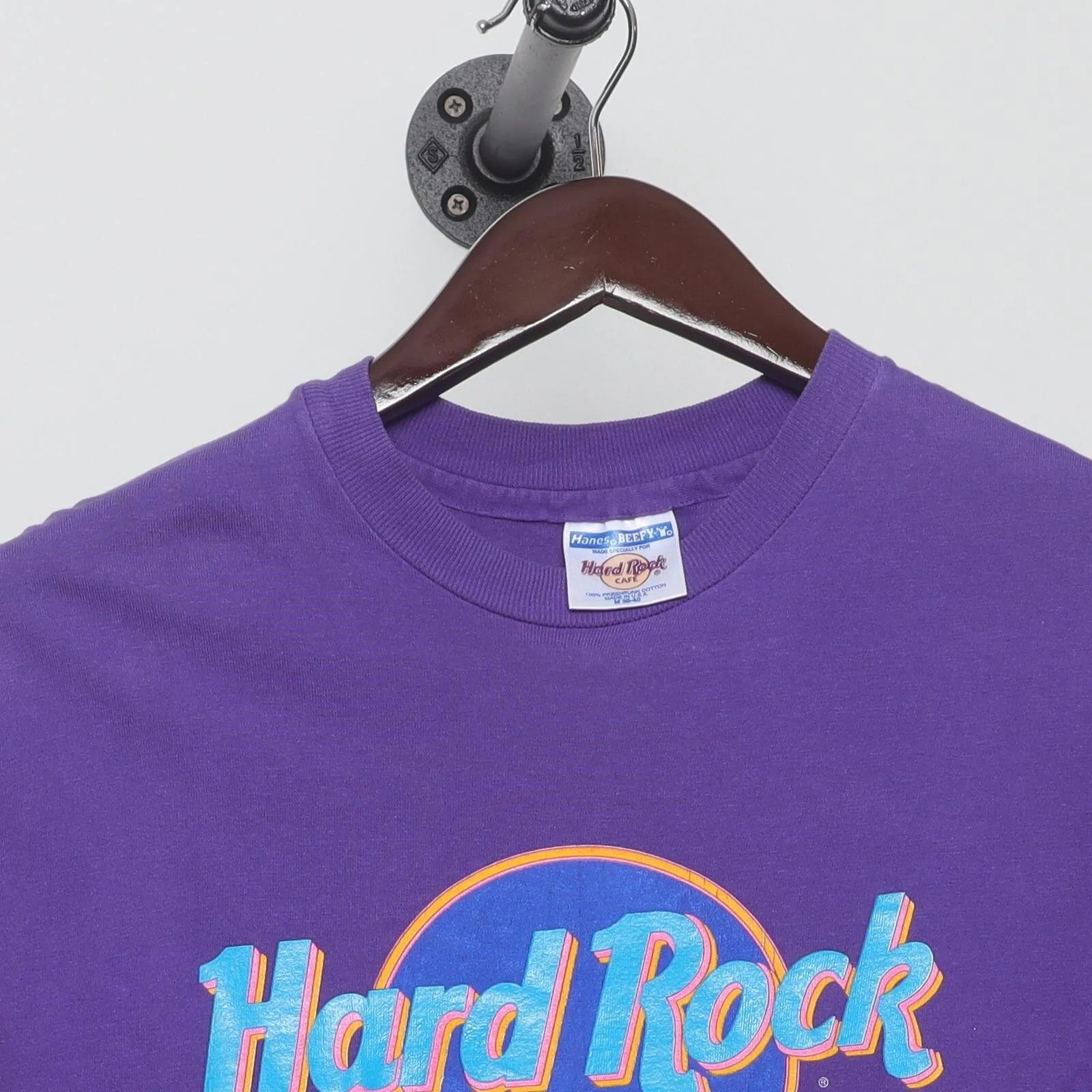 Close-up of the collar and tag on the Vintage 1990s Hard Rock Cafe "Las Vegas" T-Shirt - S