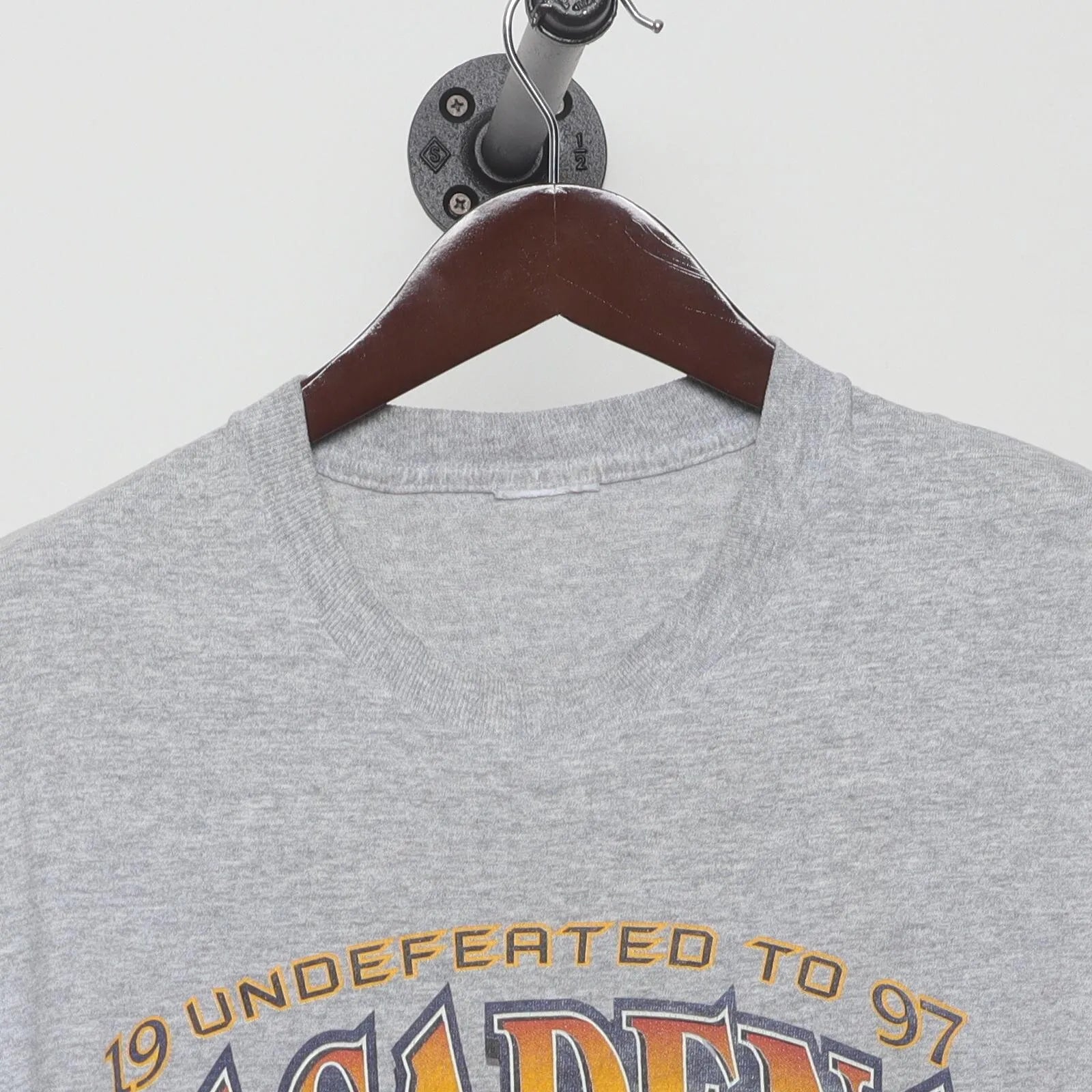 Close-up of the collar and tag on the Vintage 1990s Michigan Wolverines "1997 Undefeated to Pasadena" T-Shirt - L