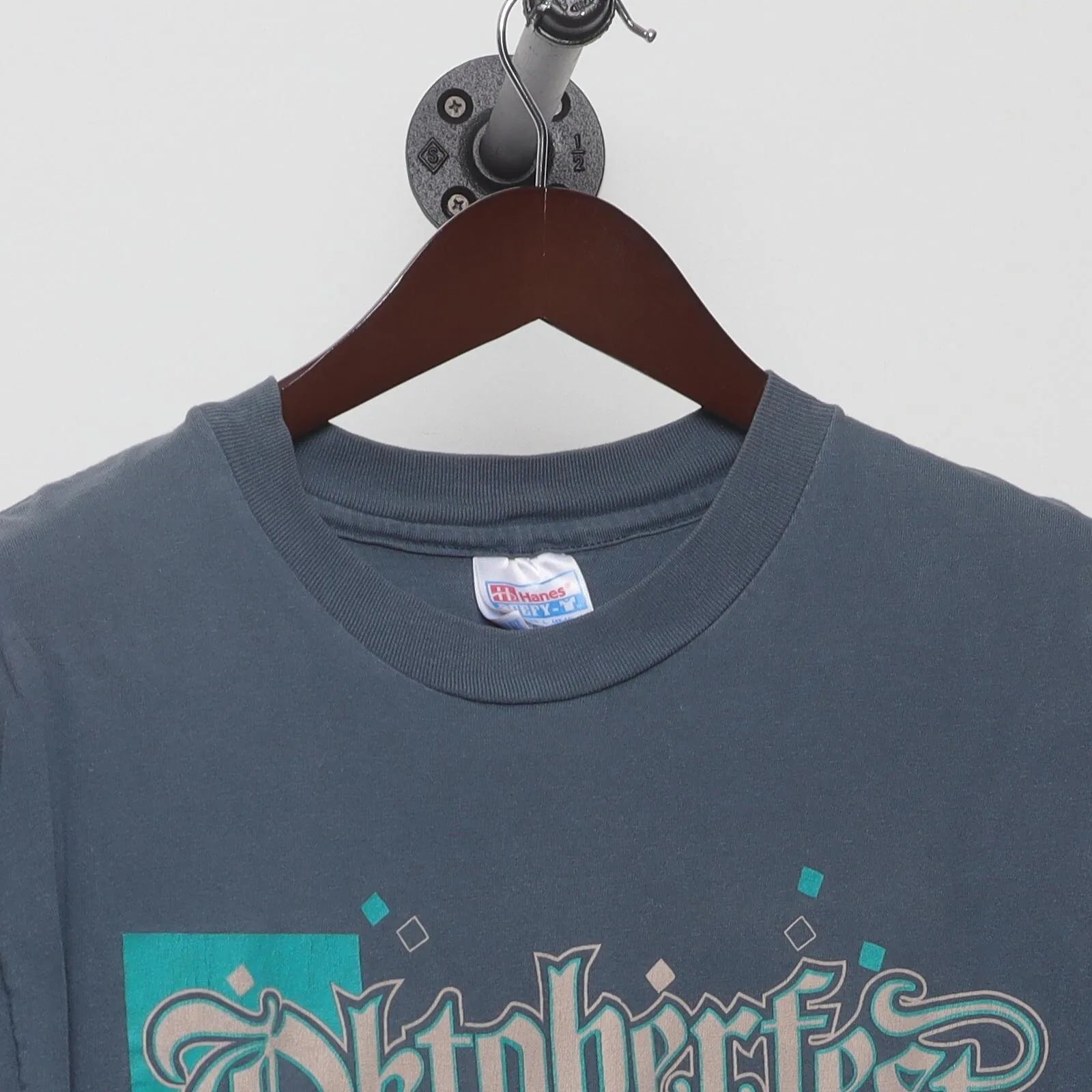 Close-up of the collar and tag on the Vintage 1990s Oktoberfest Zinzinnati "'95" T-Shirt - M