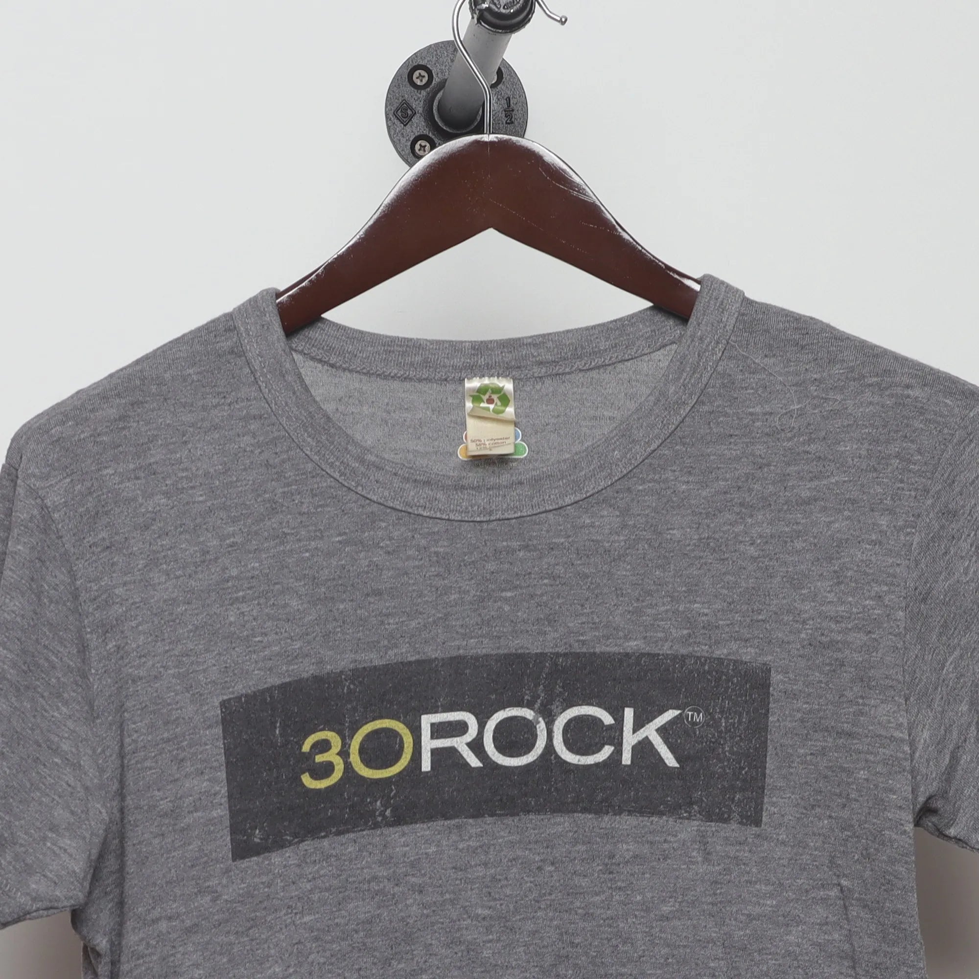 Close-up of the collar and tag on the Vintage 2000s 30 Rock TV Show Promo T-Shirt M