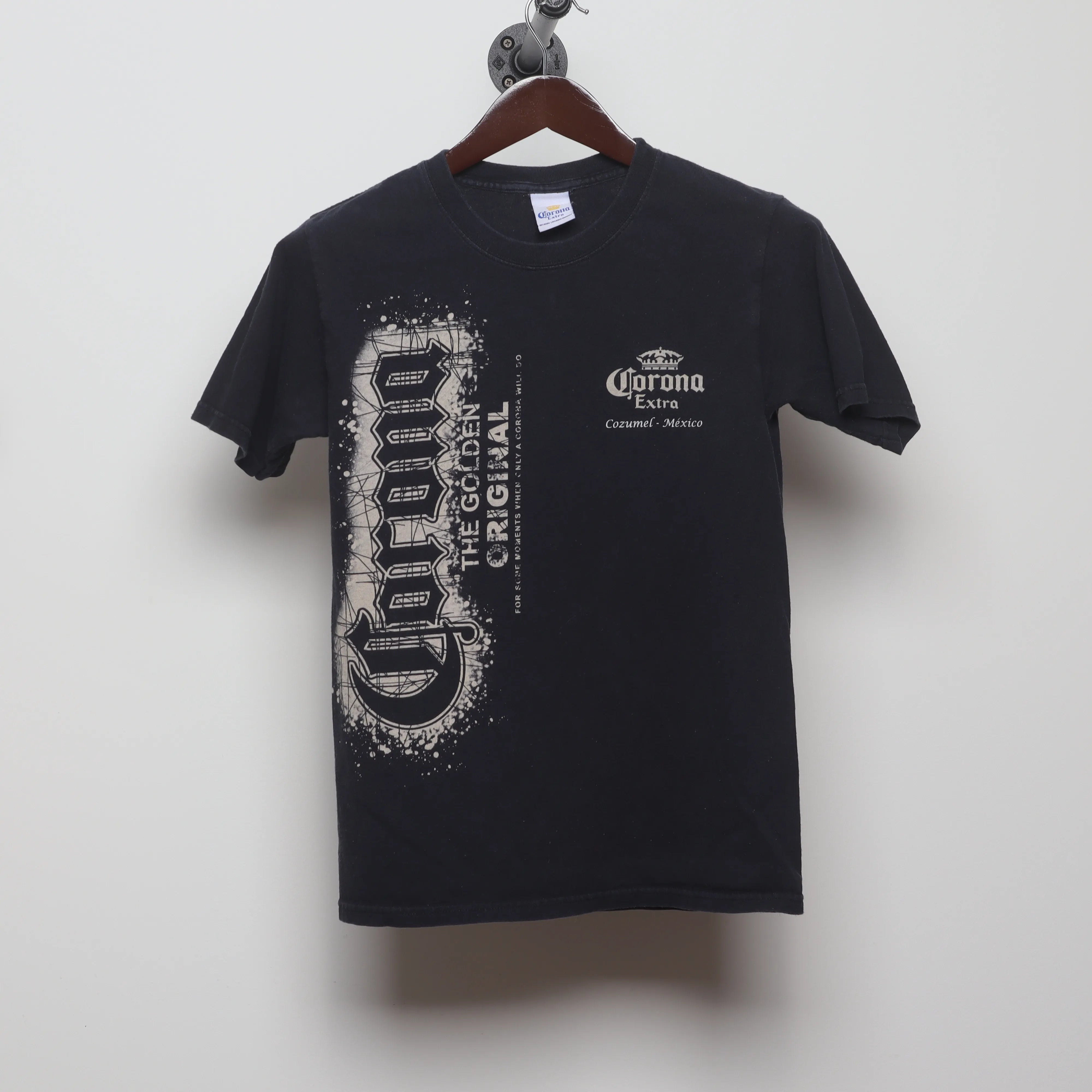 Front view of Vintage 2000s Corona Extra Cozumel Graphic Beer Tee S