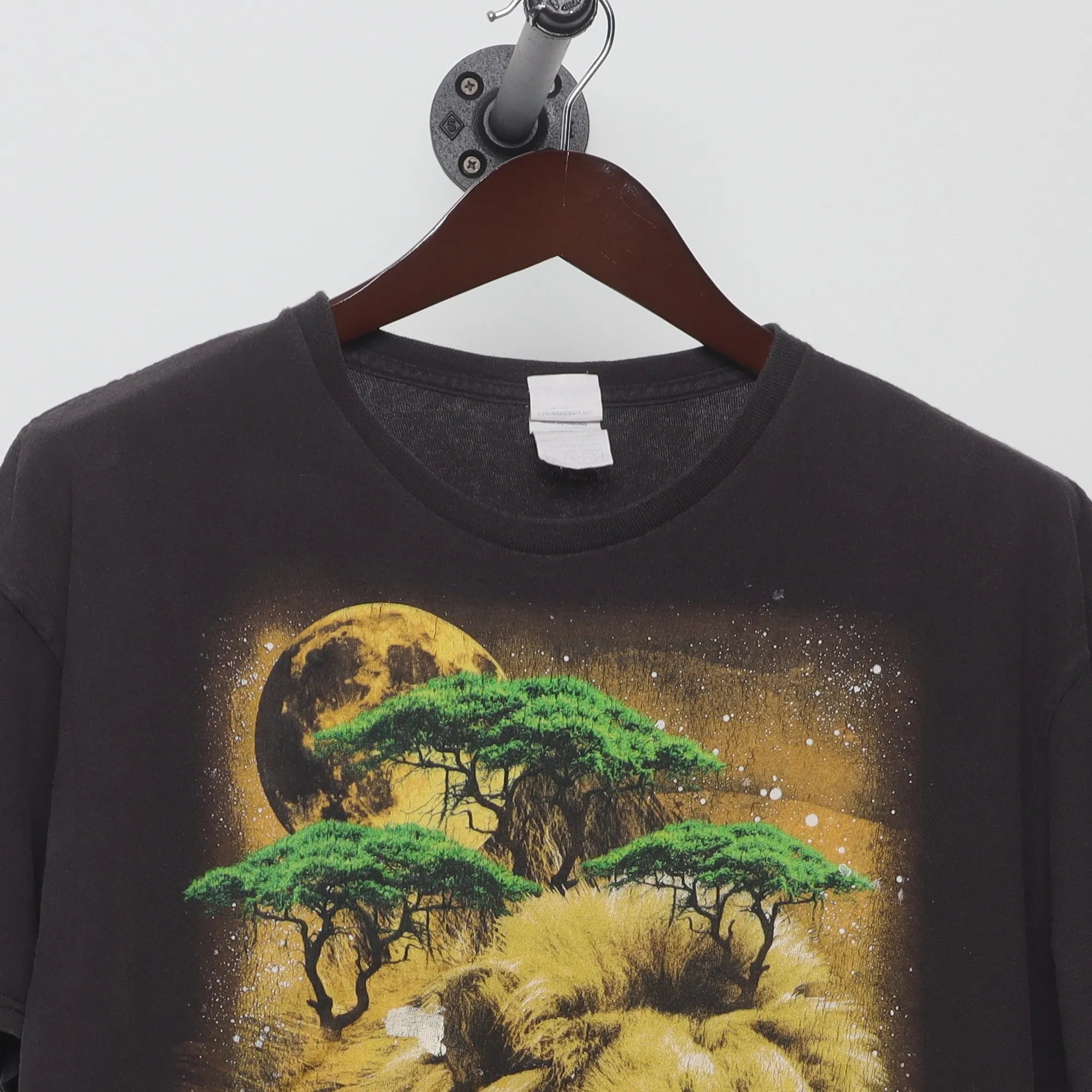 Close-up of the collar and tag on the Vintage 2000s Cosmic Lion Nature Graphic T-Shirt L