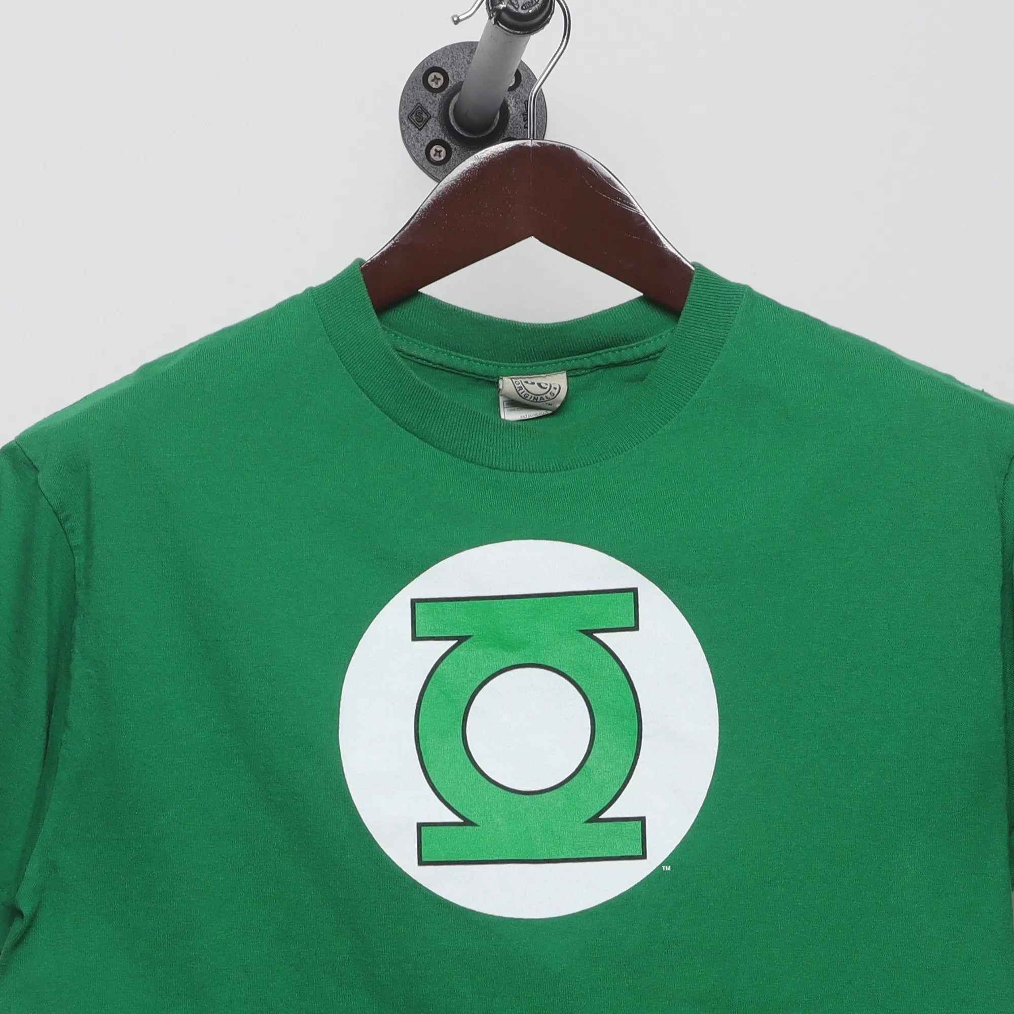 Close-up of the collar and tag on the Vintage 2000s DC Comics Green Lantern Logo T-Shirt M