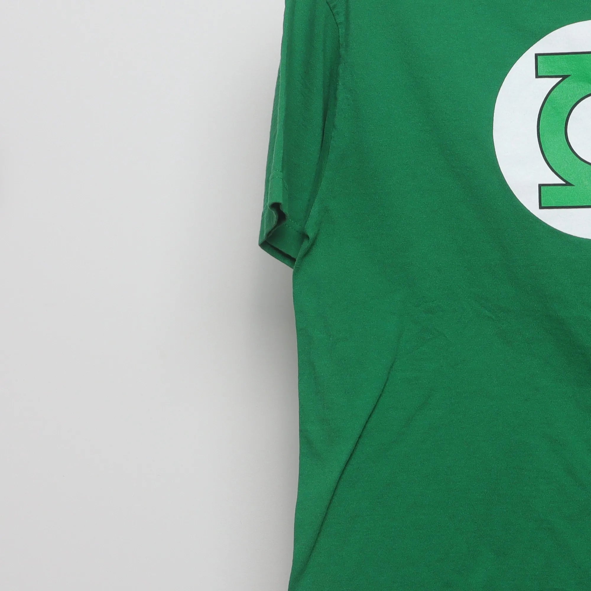 Close-up of the sleeve on the Vintage 2000s DC Comics Green Lantern Logo T-Shirt M
