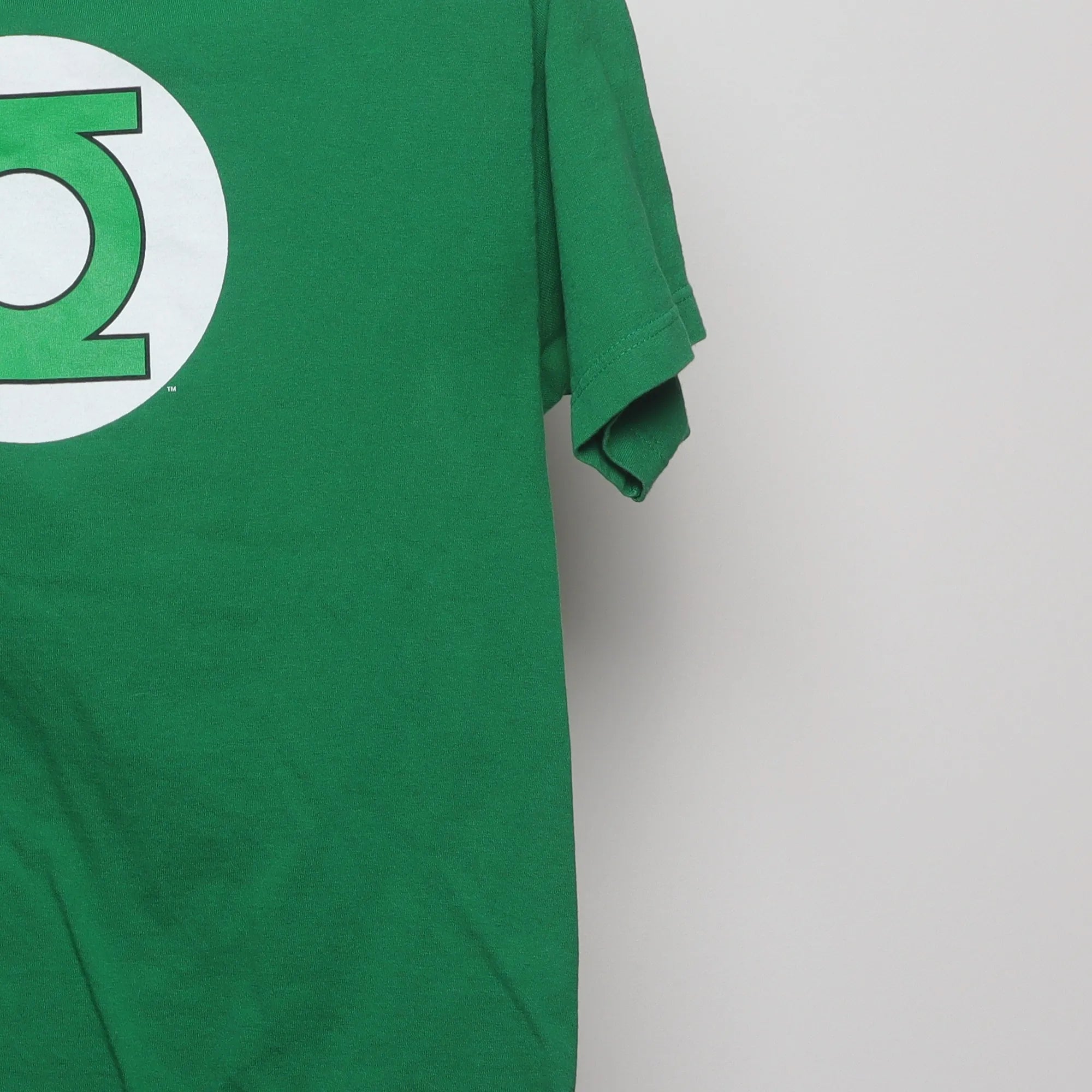 Close-up of the sleeve on the Vintage 2000s DC Comics Green Lantern Logo T-Shirt M