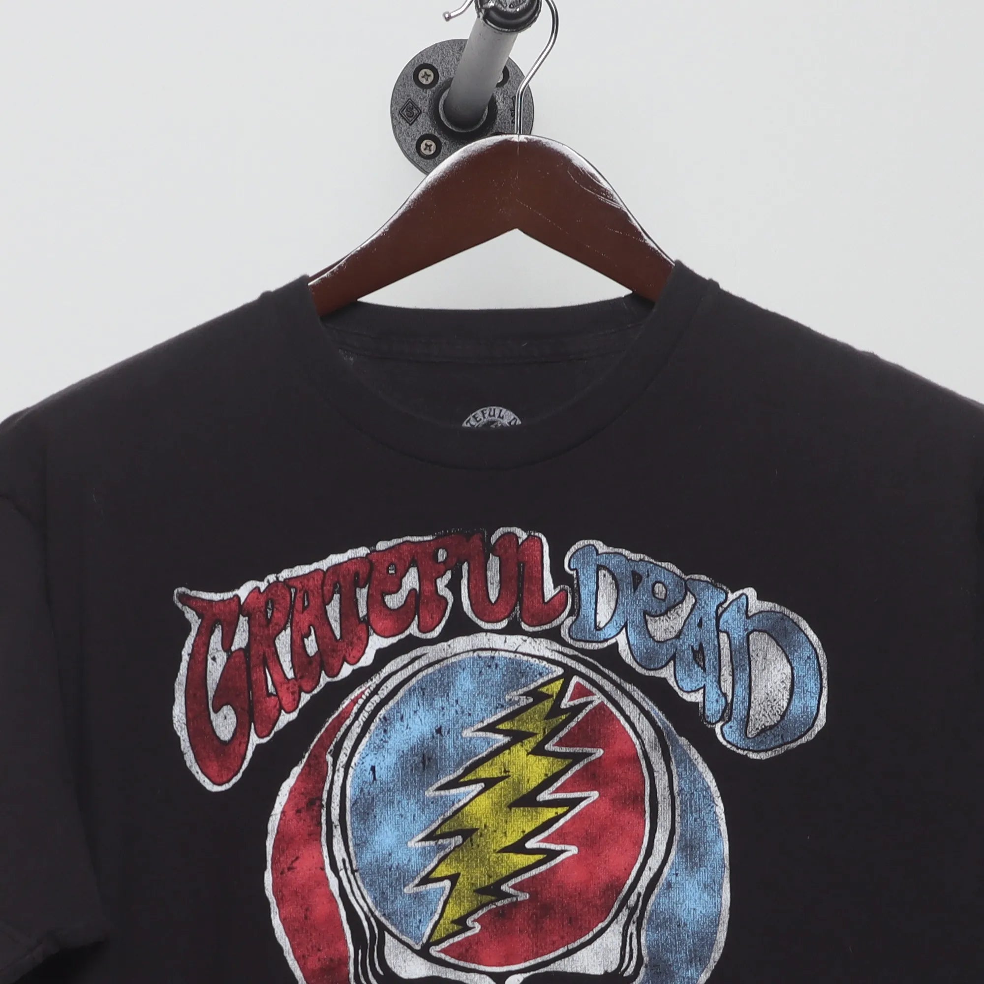 Close-up of the collar and tag on the Vintage 2000s Grateful Dead Tour '74 Graphic Tee L