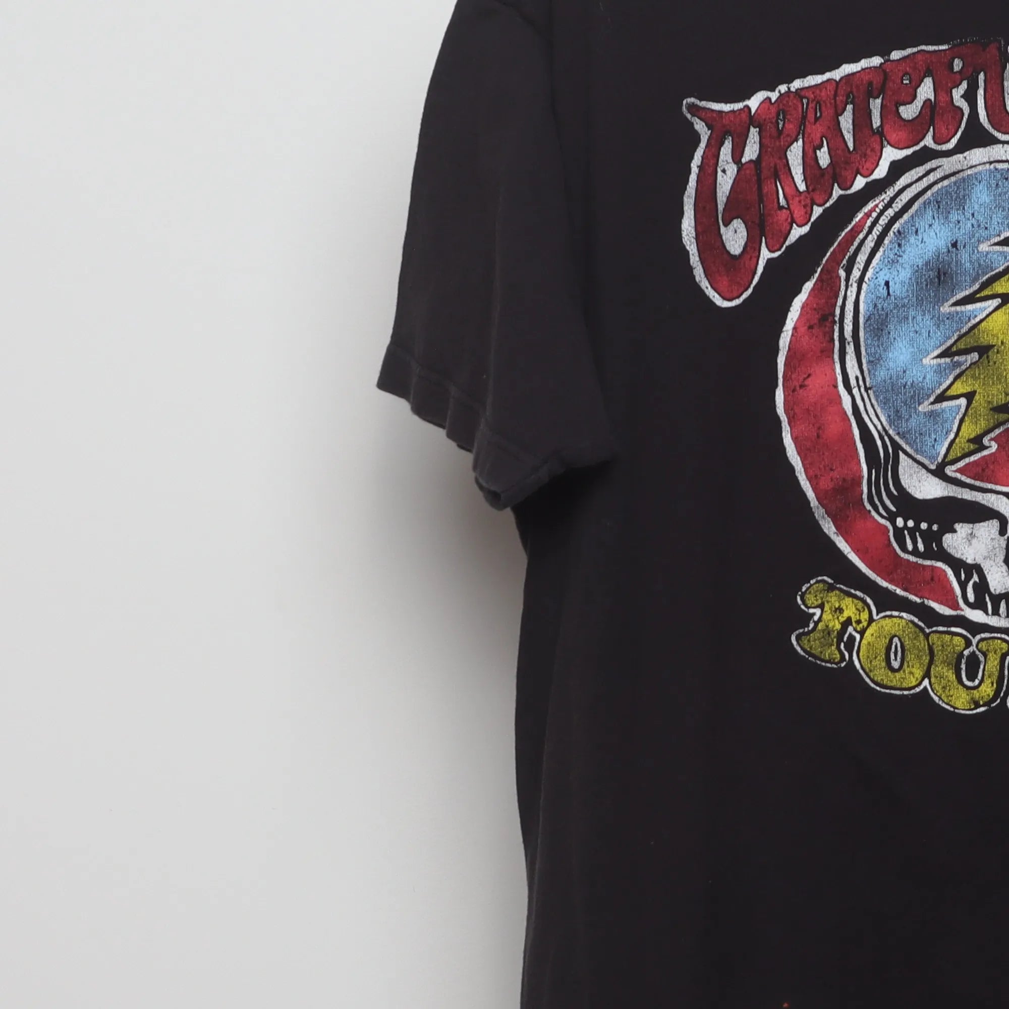Close-up of the sleeve on the Vintage 2000s Grateful Dead Tour '74 Graphic Tee L